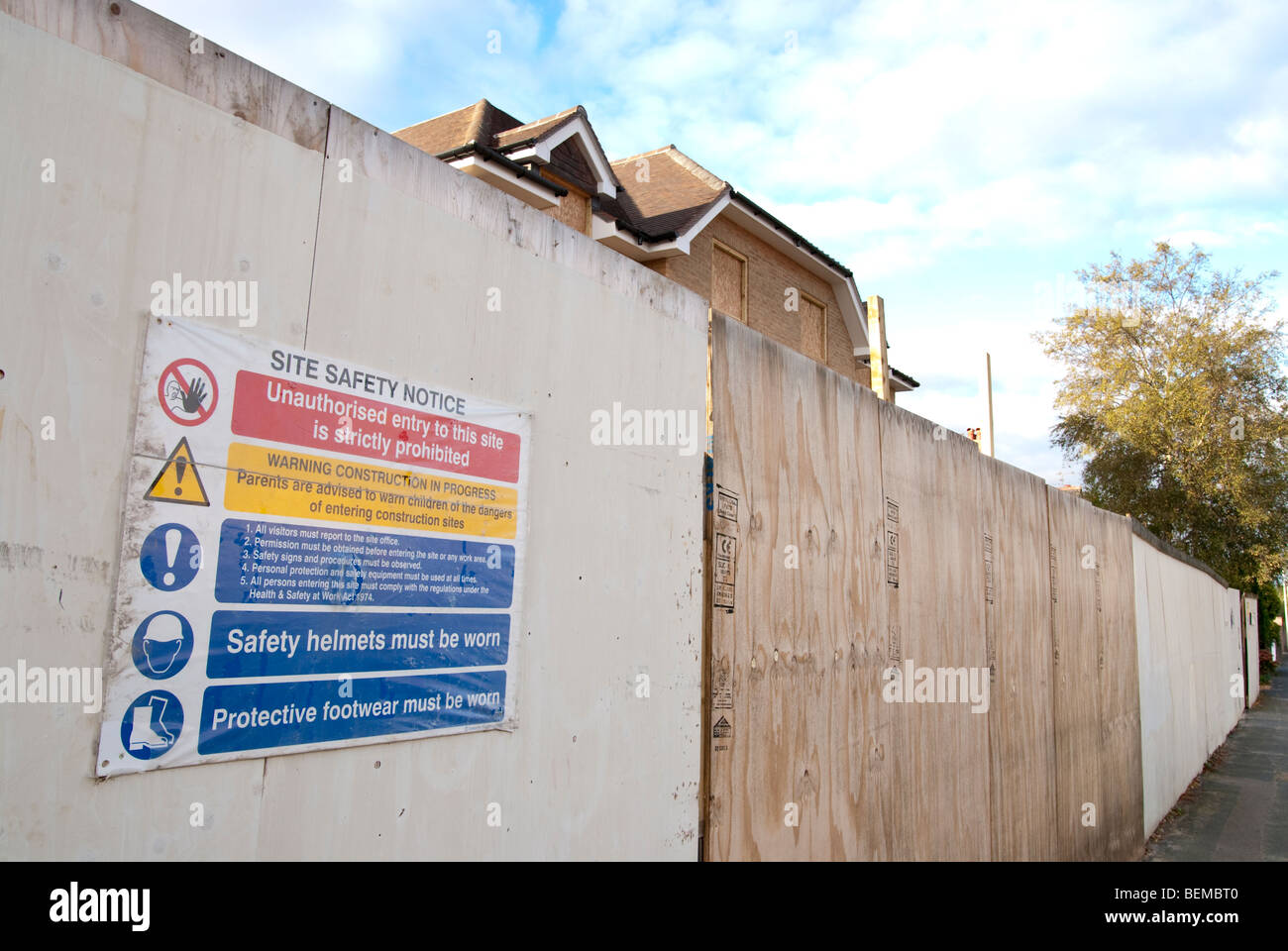 Site safety notice on exterior boarding of construction site Stock Photo