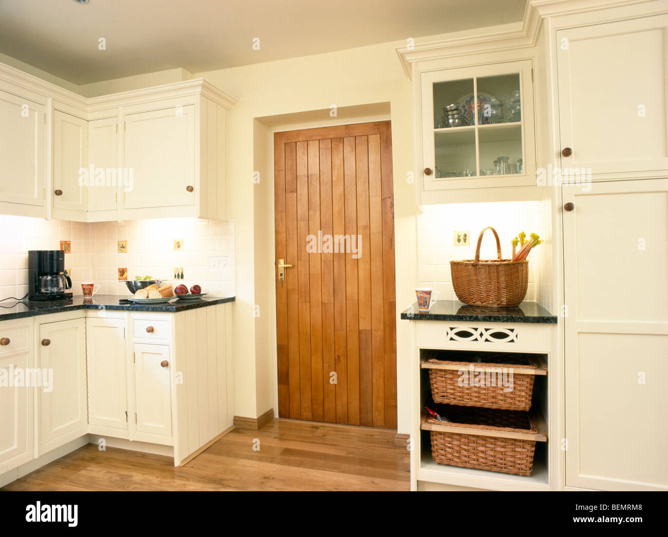 Cream kitchen cabinets hi-res stock photography and images - Alamy