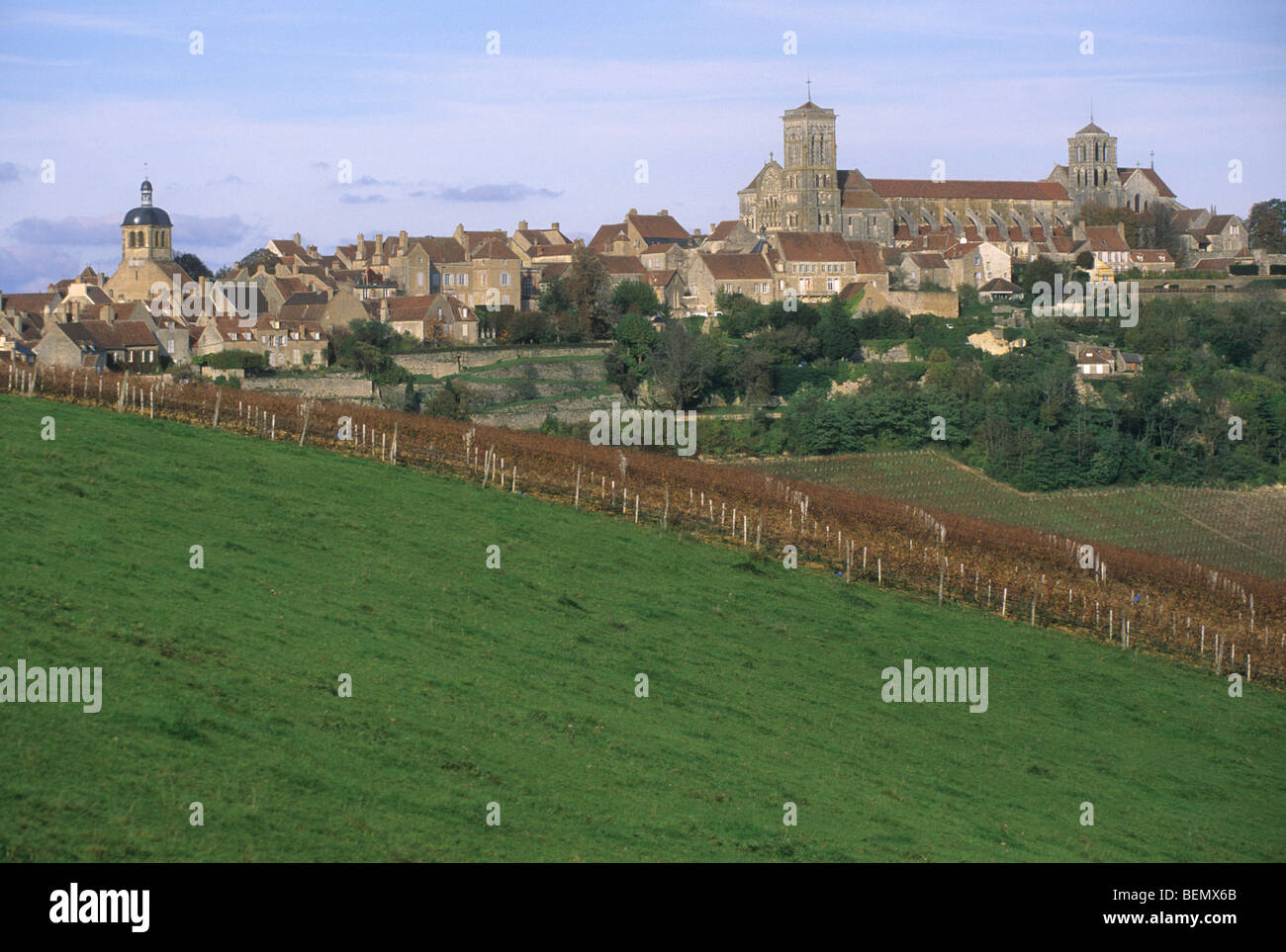The village Vézelay and the abbey church Sainte Madeleine, Morvan, France Stock Photo