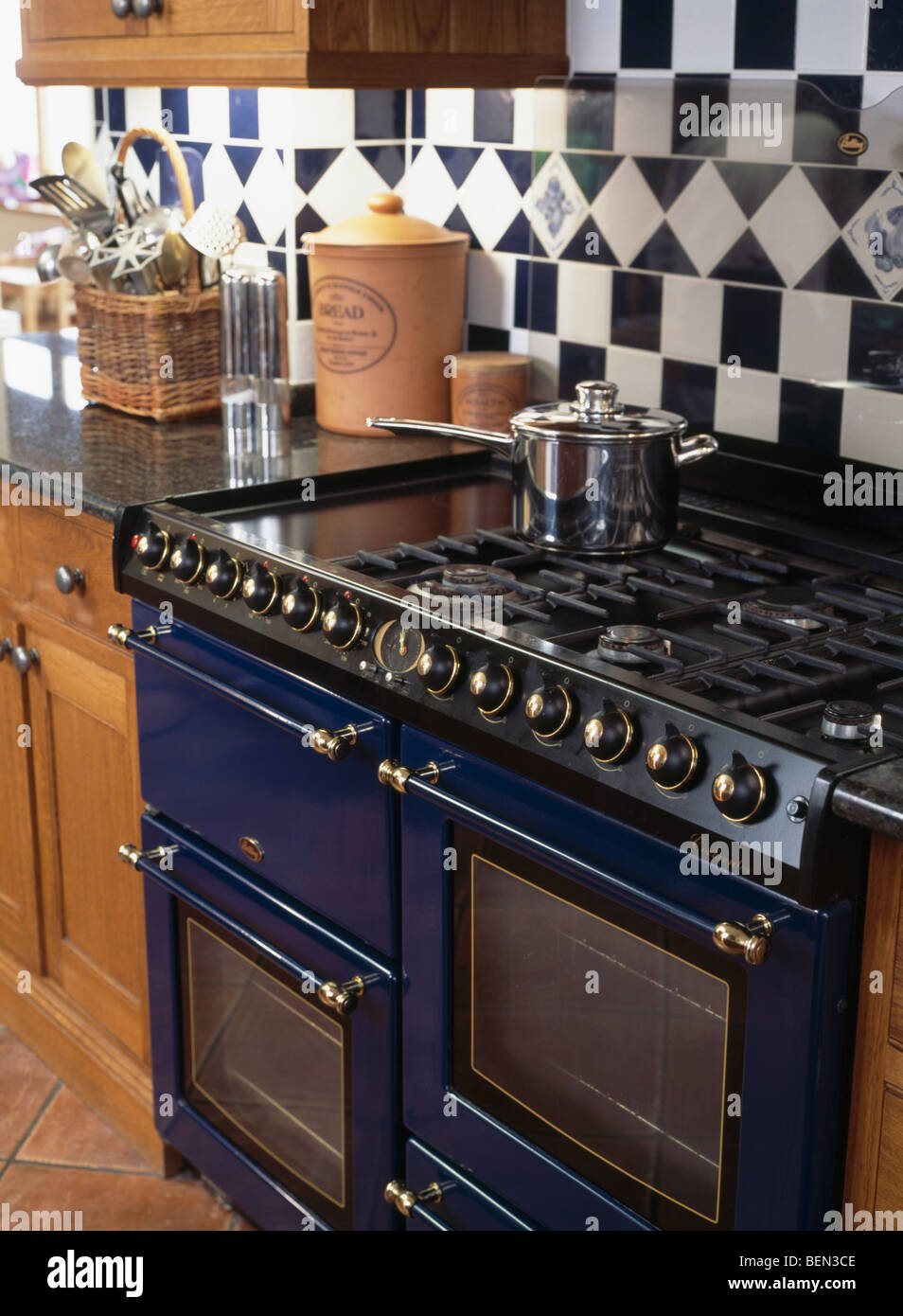 https://c8.alamy.com/comp/BEN3CE/close-up-of-stainless-steel-saucepan-on-dark-blue-belling-range-oven-BEN3CE.jpg
