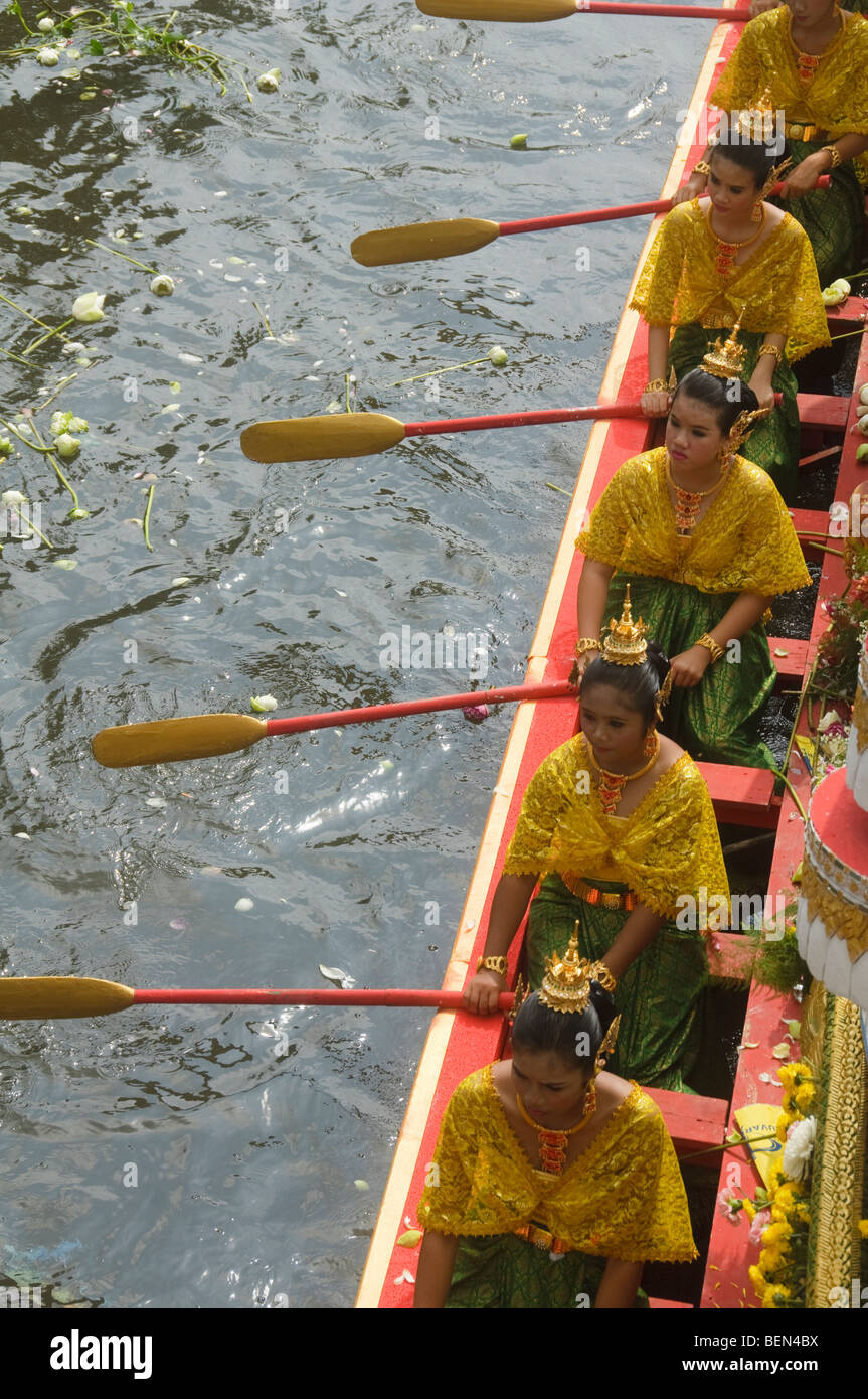 women rowing royal boat at the Rap Bua Lotus Throwing Festival in Thailand  celebrating the end of the Buddhist Rains Retreat Stock Photo - Alamy