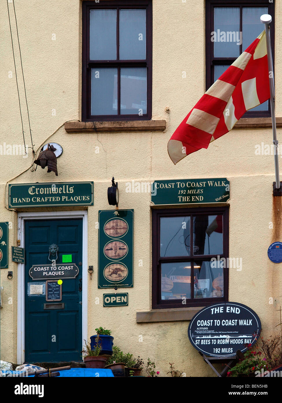 Cromwells shop Robin Hoods Bay selling plaques and other memorabilia relating to the 192 mile 'Coast to Coast' walk from St Bees Stock Photo