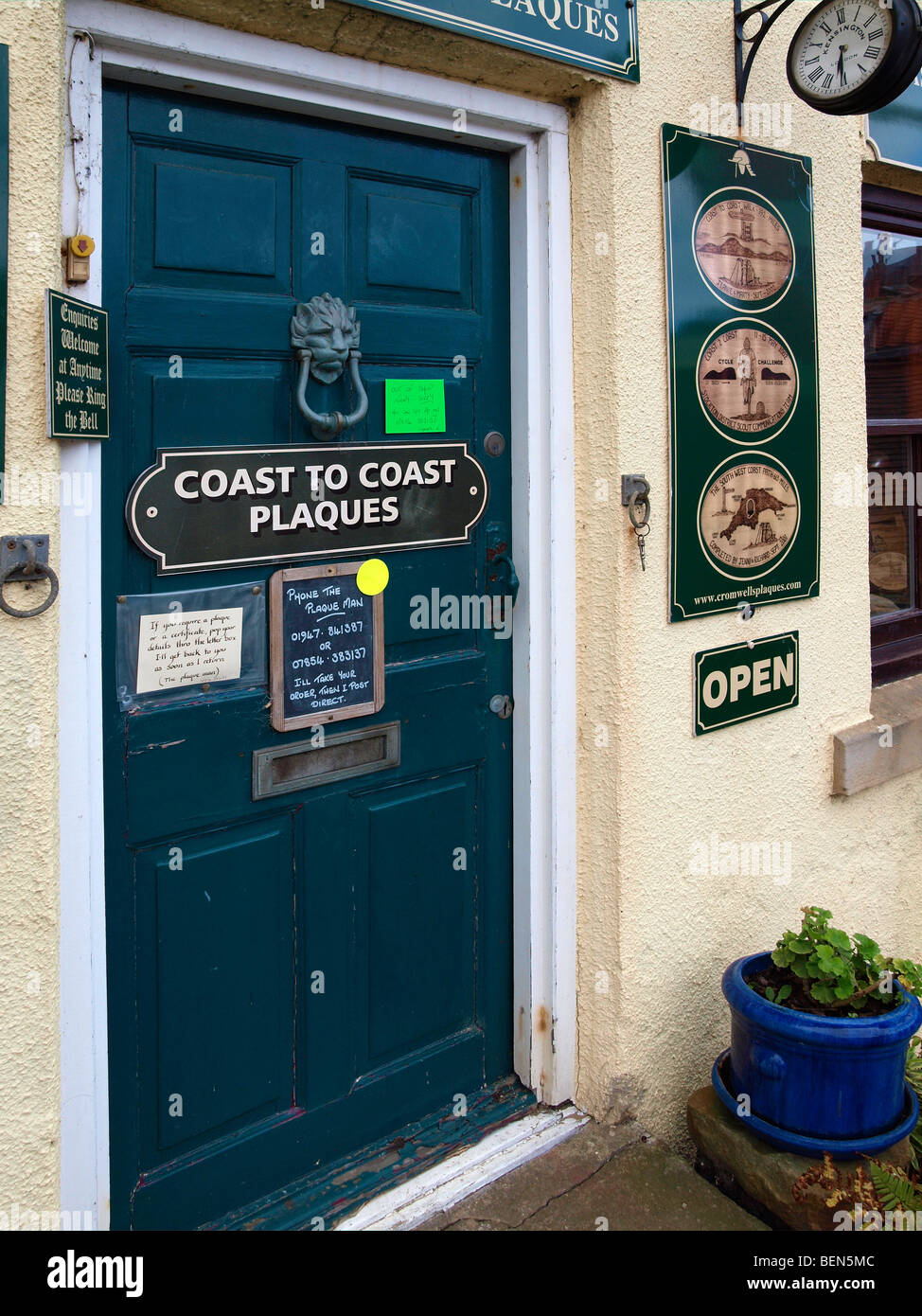 Cromwells shop Robin Hoods Bay selling plaques and other memorabilia relating to the 192 mile 'Coast to Coast' walk from St Bees Stock Photo