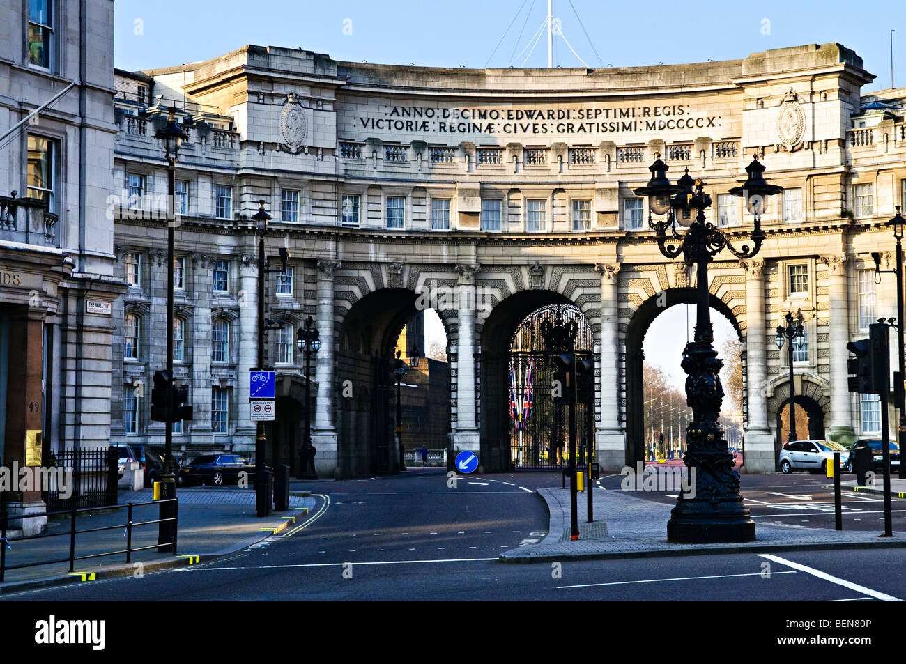 Admiralty notice. Admiralty Arch в Лондоне. Арка Адмиралтейства на Трафальгарской площади. Адмиралтейская арка в Лондоне. Арки в Великобритании.
