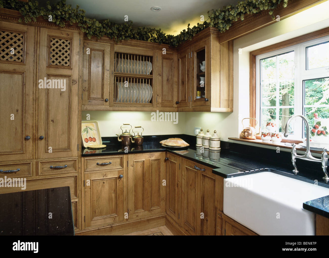 https://c8.alamy.com/comp/BEN87P/belfast-sink-below-window-in-country-kitchen-with-fitted-oak-units-BEN87P.jpg