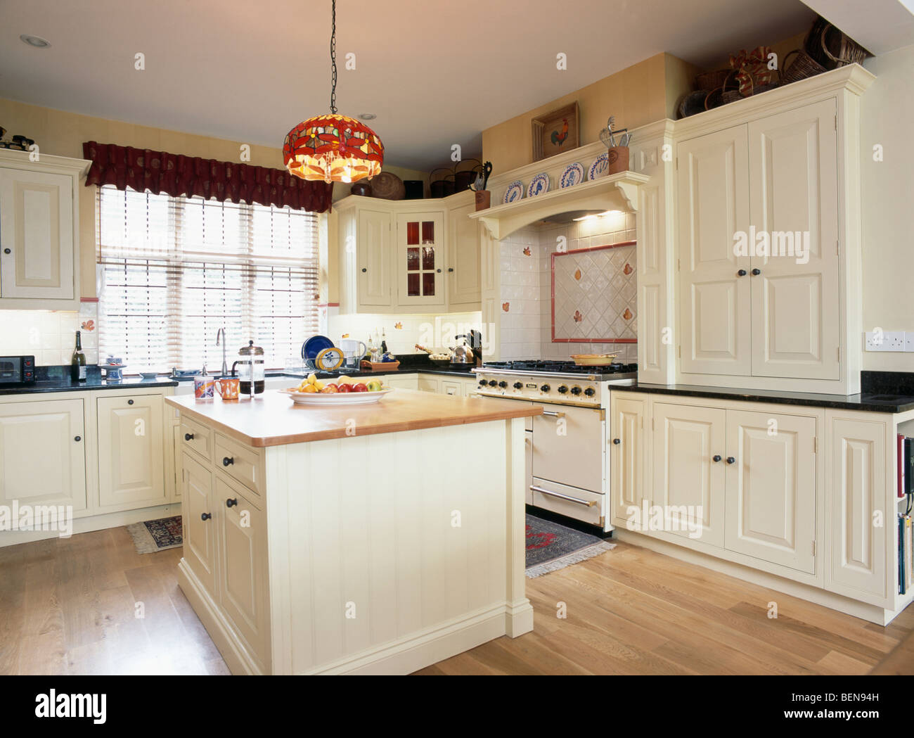 Featured image of post Landhausküche Creme - Landhausküche einbauküche ohne elektrogeräte küchenzeile ohne geräte 320 cm weiß.