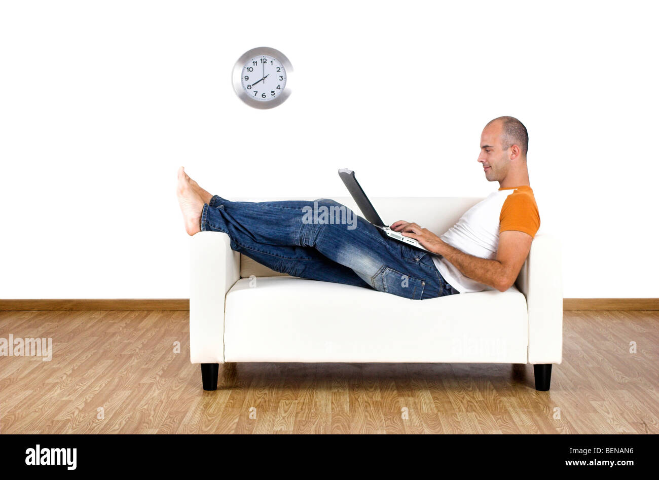 Человек лежит на диване вектор. Человек лежит сидит стоит. Предметы стоят и лежат. Учебник лежит на столе. Мужчина сидит на диване.