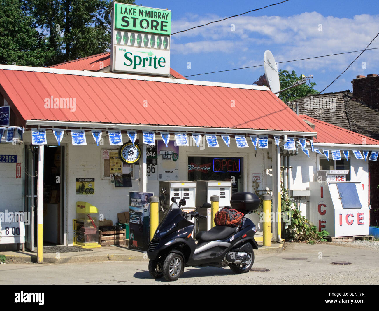 Lake McMurray Store, Lake McMurray, Washington Stock Photo - Alamy