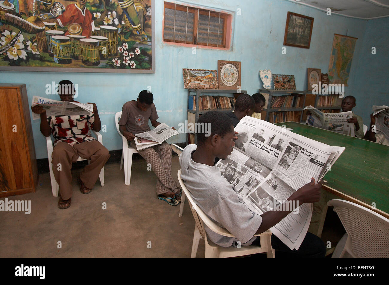 TANZANIA Newspaper reading room, Recreation Center, Musoma. Photo by Sean Sprague 2007 Stock Photo