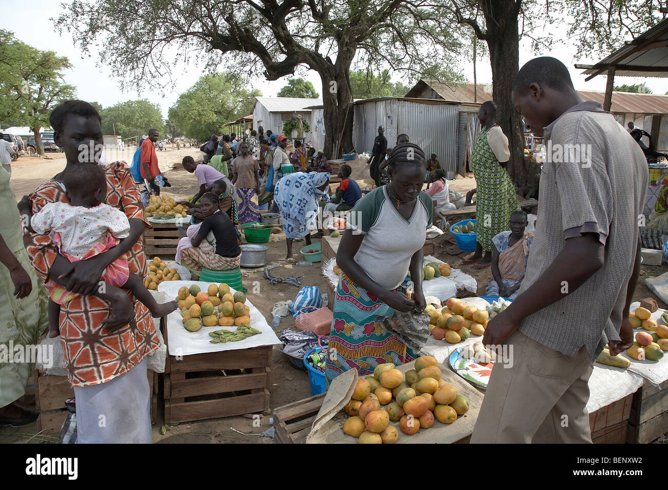 SOUTH SUDAN The fruit and vegetable market, Juba. PHOTO by SEAN SPRAGUE 2008 Stock Photo