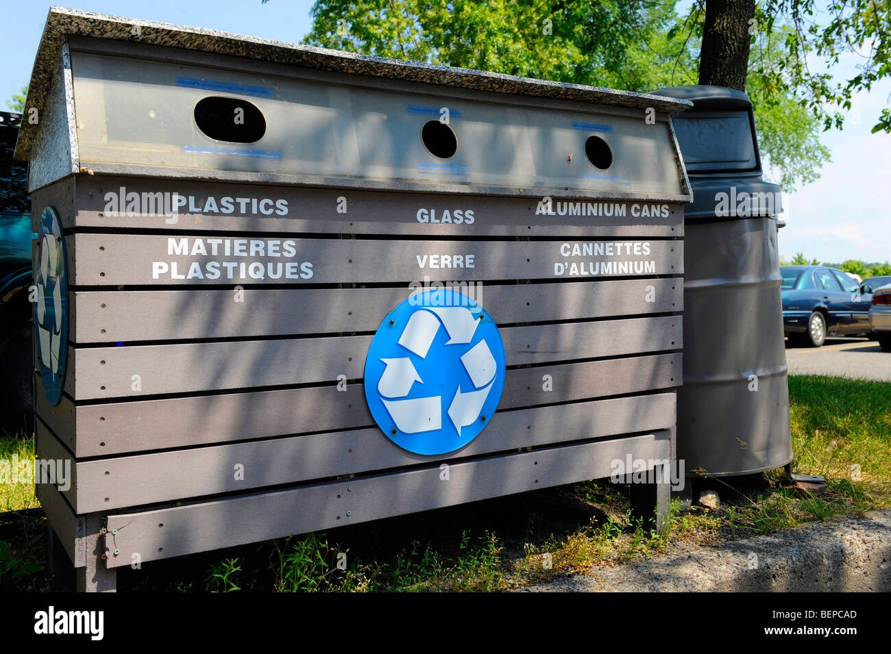 Plastic Glass Aluminum Recycling Bin labeled in English and French
