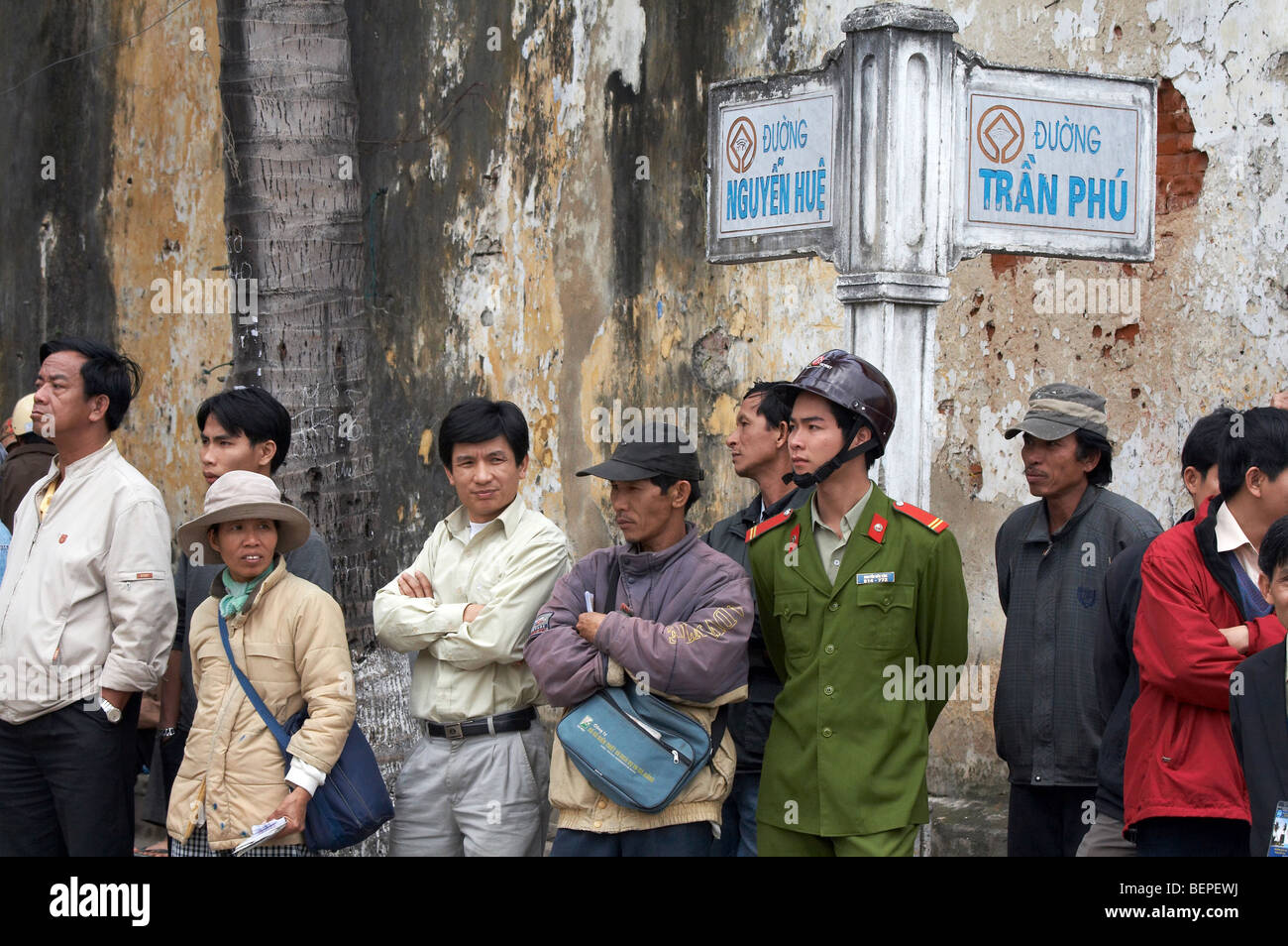 VIETNAM People waiting for procession to pass, Hoi An. photo by SEAN SPRAGUE Stock Photo