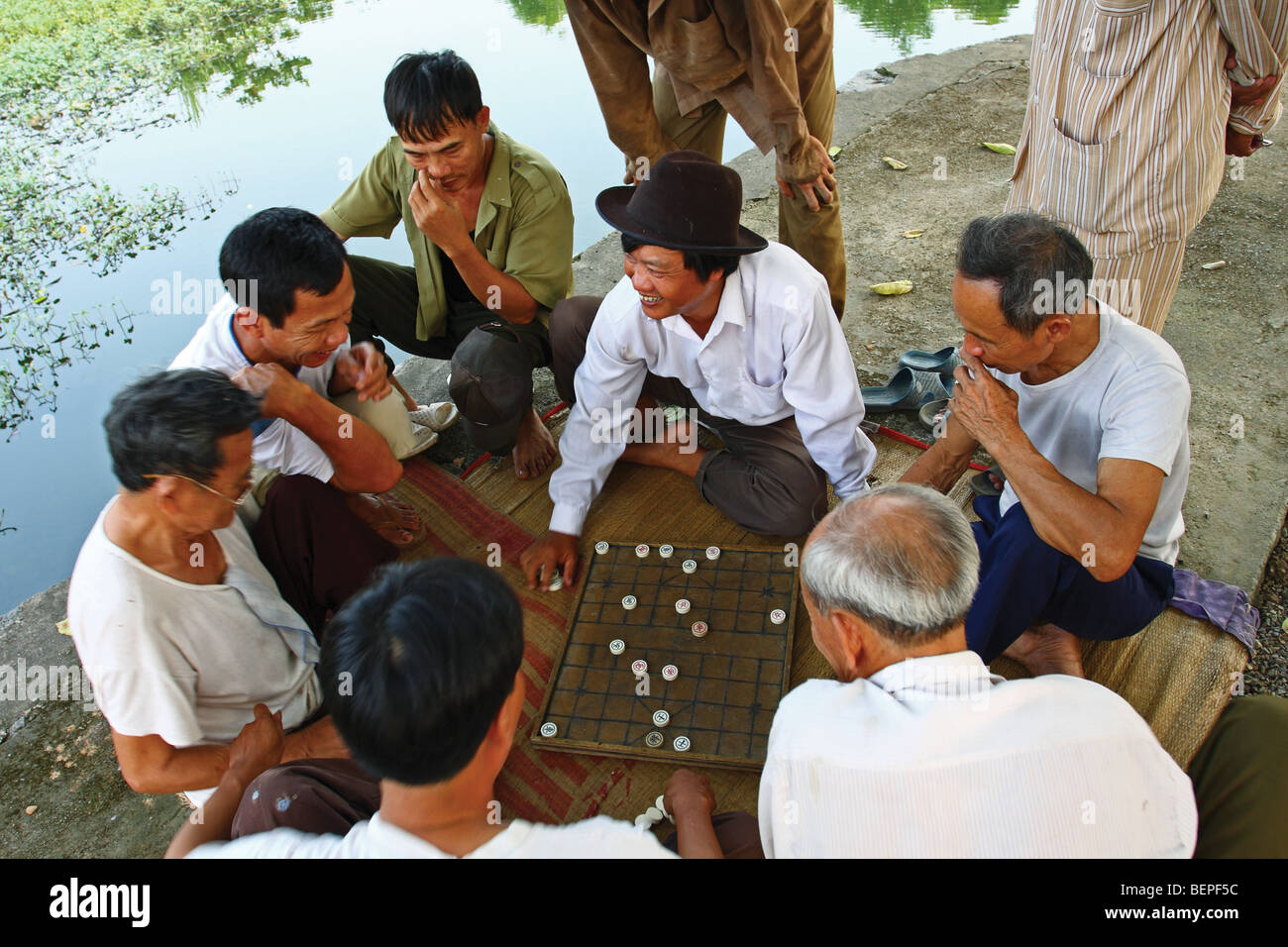 Dois Homens, Na Rua Em Hanói, Vietnã, Jogar Xiangqi, Popular Na Ásia Jogo  De Tabuleiro, Também Conhecido Como Xadrez Chinês. Foto Royalty Free,  Gravuras, Imagens e Banco de fotografias. Image 114892616