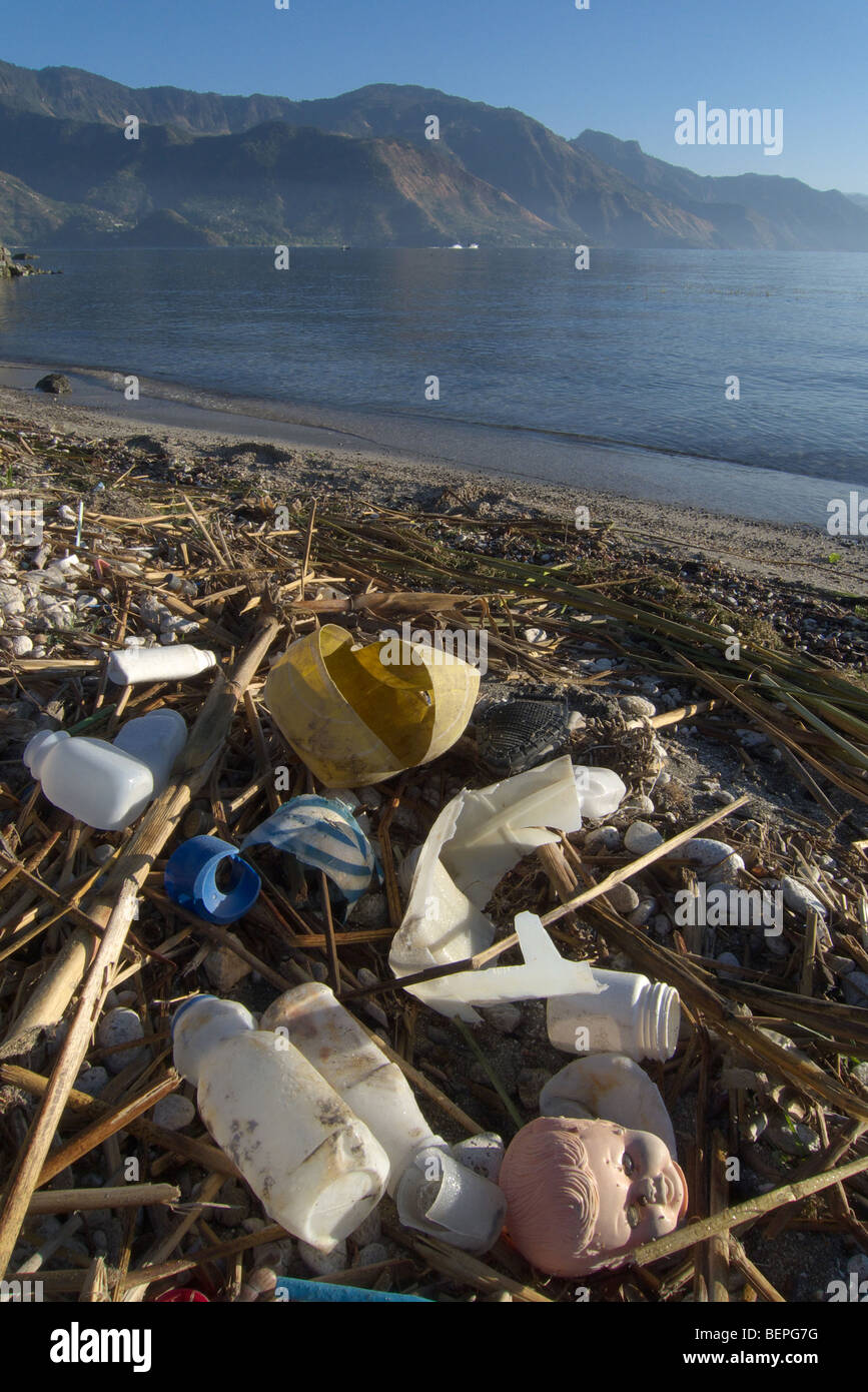 GUATEMALA Lake Atitlan, seen from San Pedro. Garbage and plastic waste on  the shoreline. PHOTO BY SEAN SPRAGUE 2009 Stock Photo - Alamy