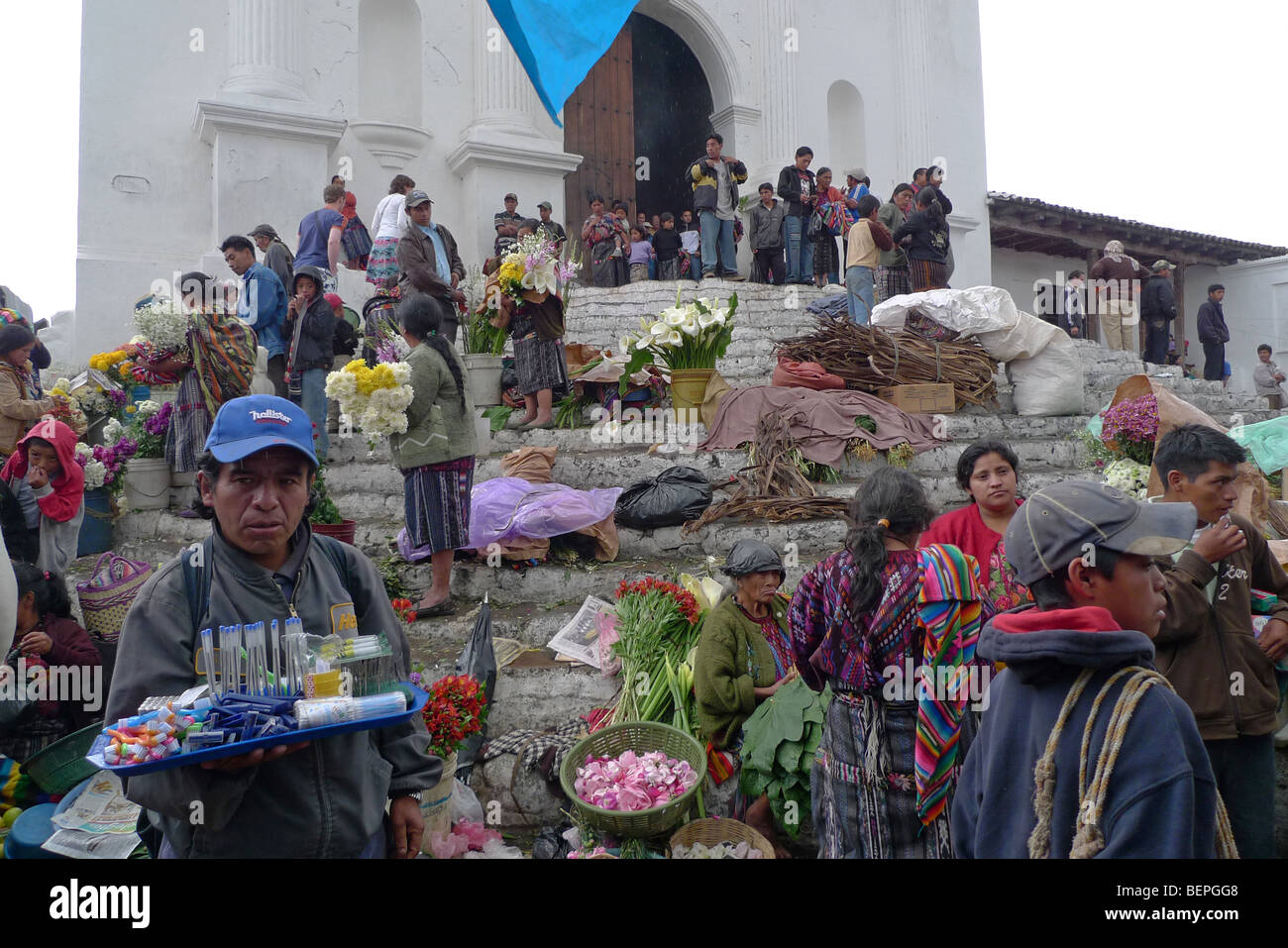 GUATEMALA Chichicastenango market on the steps of Catholic church. Petty traders. PHOTO by SEAN SPRAGUE 2009 Stock Photo