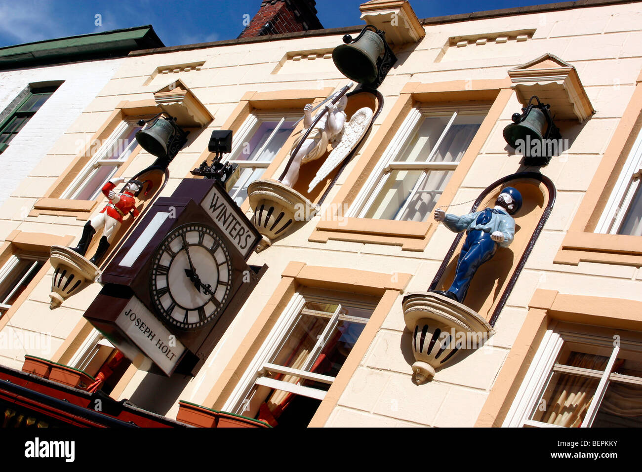 England, Cheshire, Stockport, Little Underbank Winters former jeweller's shop animated clock Stock Photo