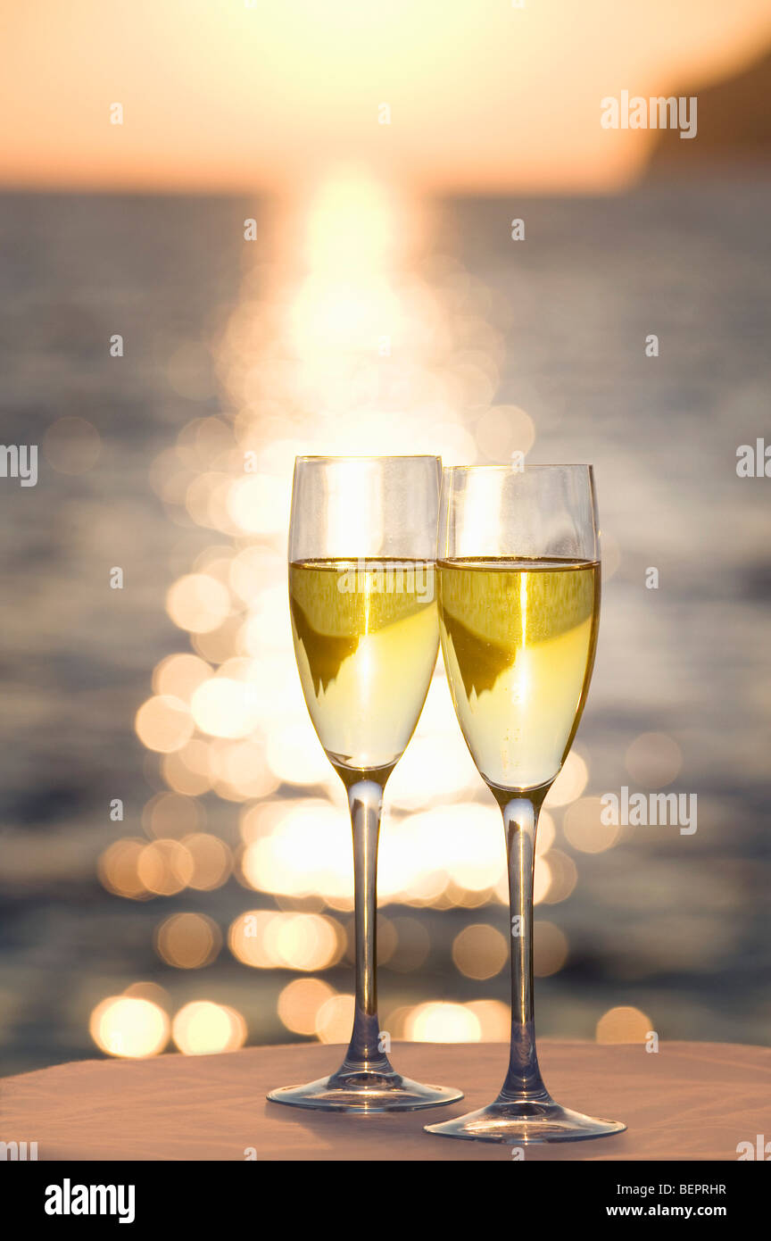 Glasses and champagne hi-res stock photography and images - Alamy