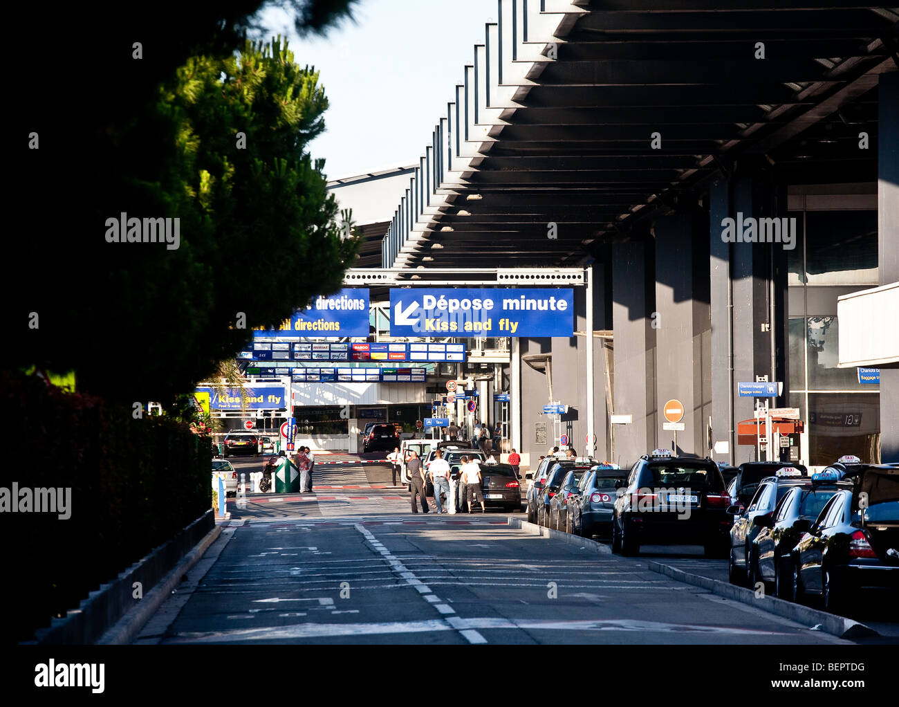 Free,parking,for,15,minutes,kiss and fly,quick,passenger,pick up,at,  Carcassonne,Airport,Aude,region,South,of,France,French,Europe,European  Stock Photo - Alamy