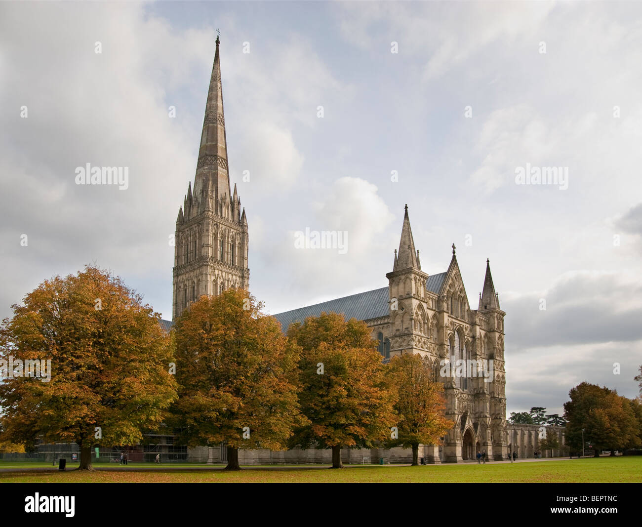 Salisbury Cathedral and the close in autumn Stock Photo Alamy