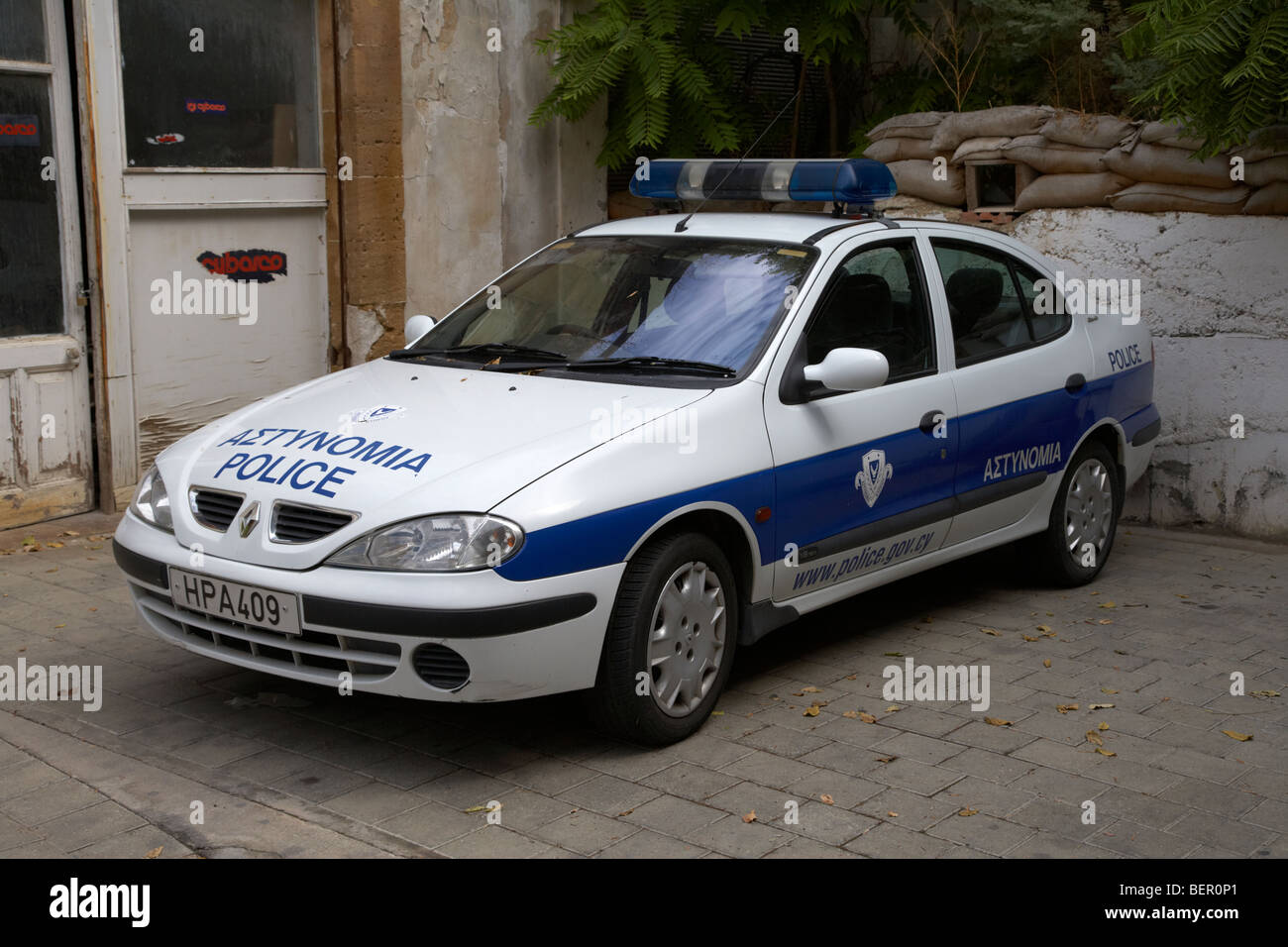 republic of cyprus police car next to dividing wall in nicosia lefkosia  republic of cyprus Stock Photo - Alamy