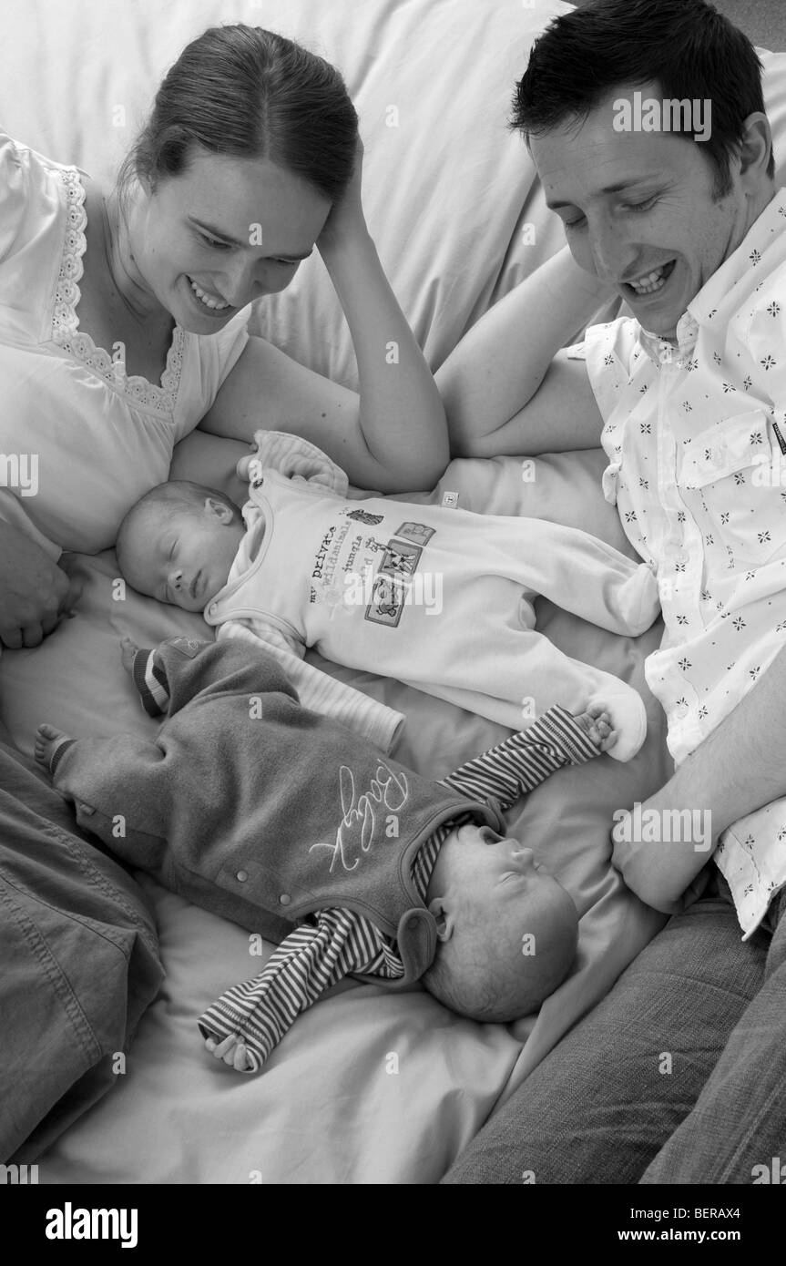Parents with identical twin baby boys, premature babies Stock Photo