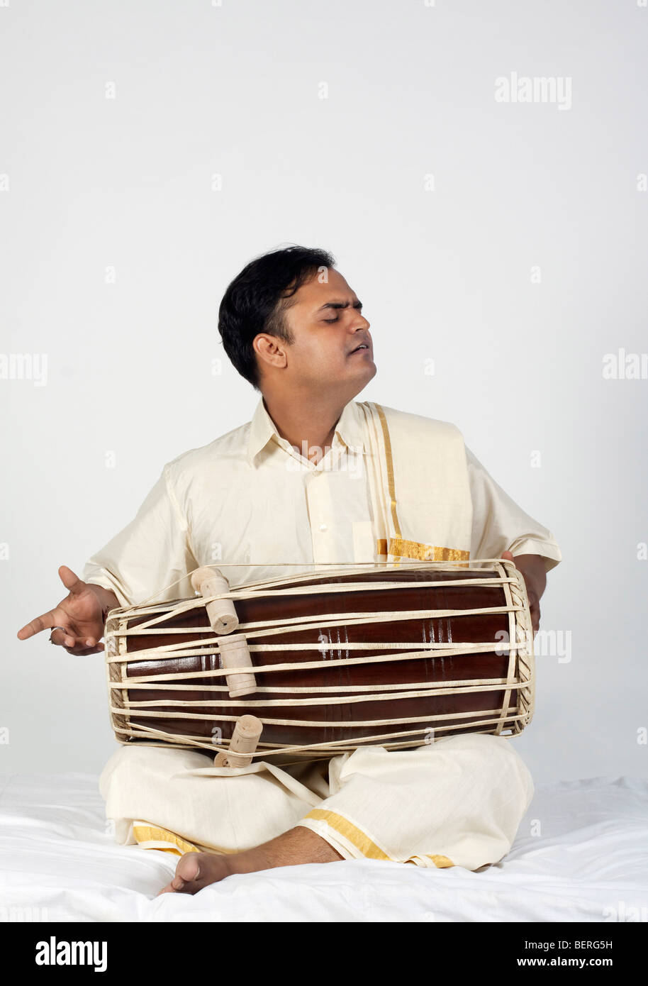 Tabla musician hi-res stock photography and images - Alamy