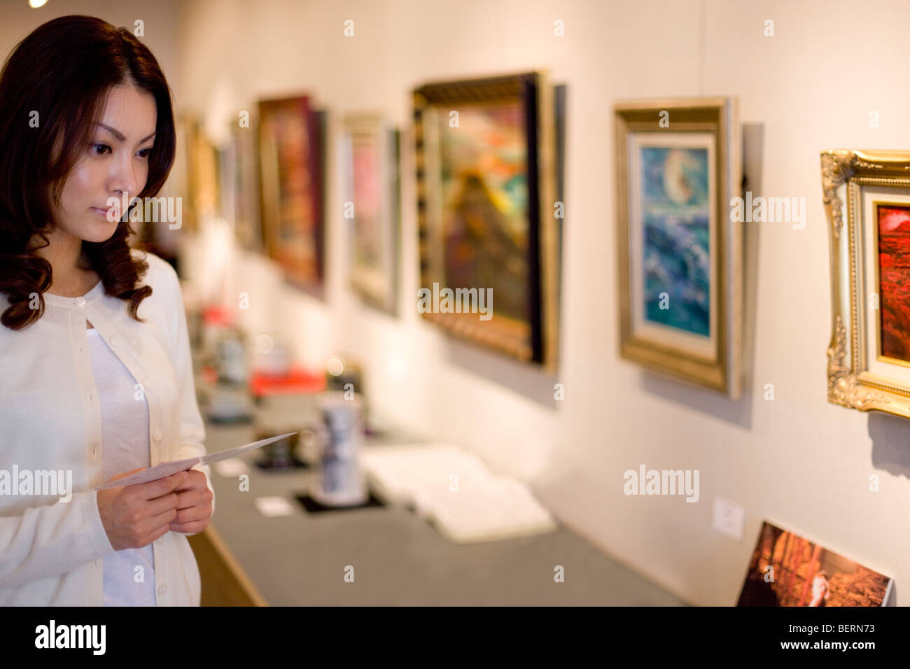 Young woman in art gallery Stock Photo - Alamy