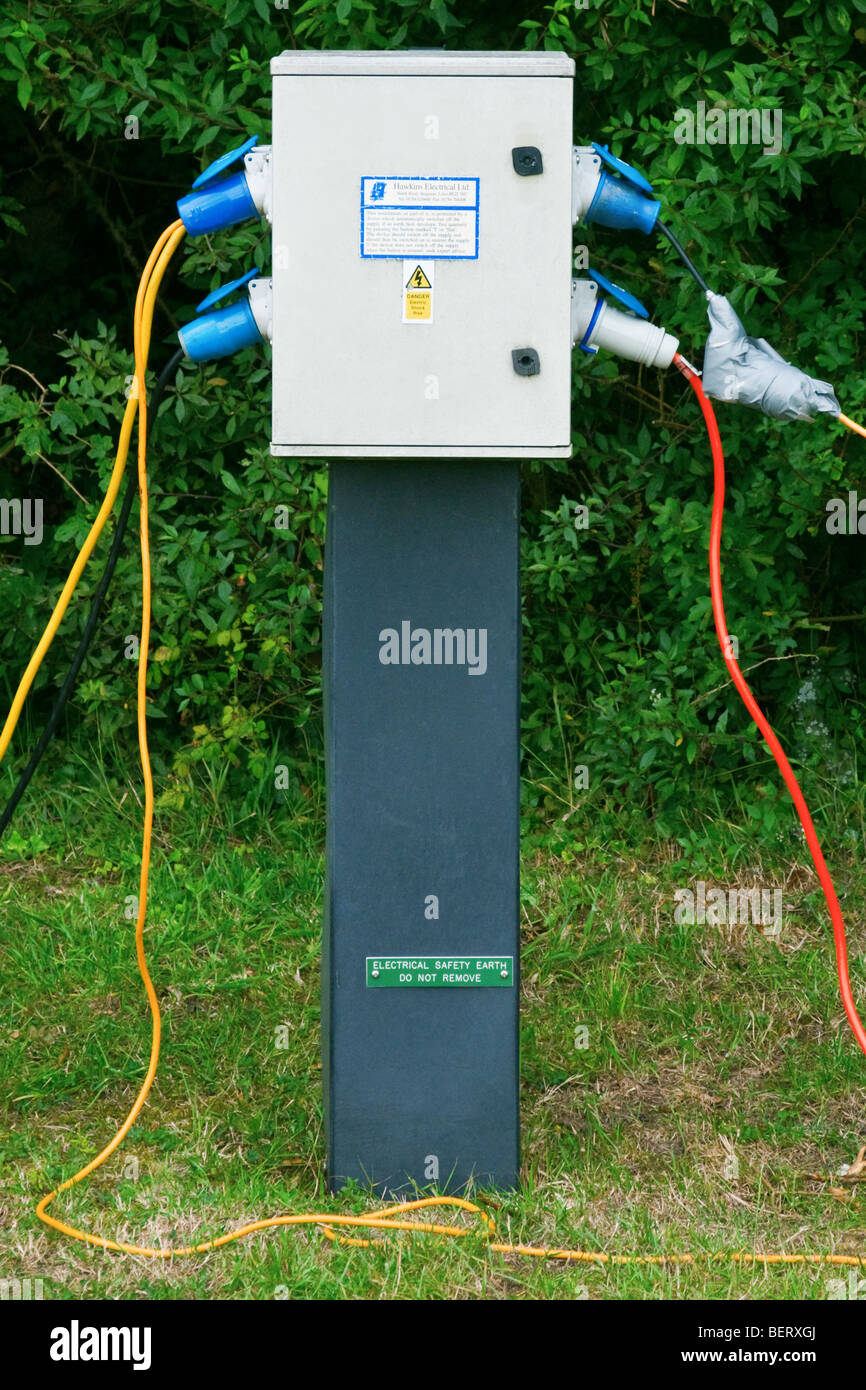 Eine Stromversorgung, Anschlüsse und Kabel auf einem Caravan Club  Campingplatz in England, Großbritannien Stockfotografie - Alamy