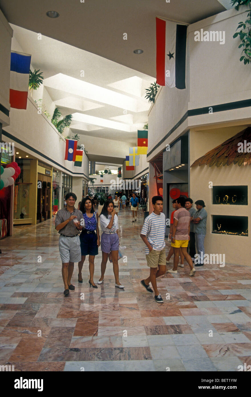 Mexican people, shoppers, Plaza Flamingo shopping mall, Plaza Flamingo,  shopping mall, Cancun, Quintana Roo State, Yucatan Peninsula, Mexico Stock  Photo - Alamy