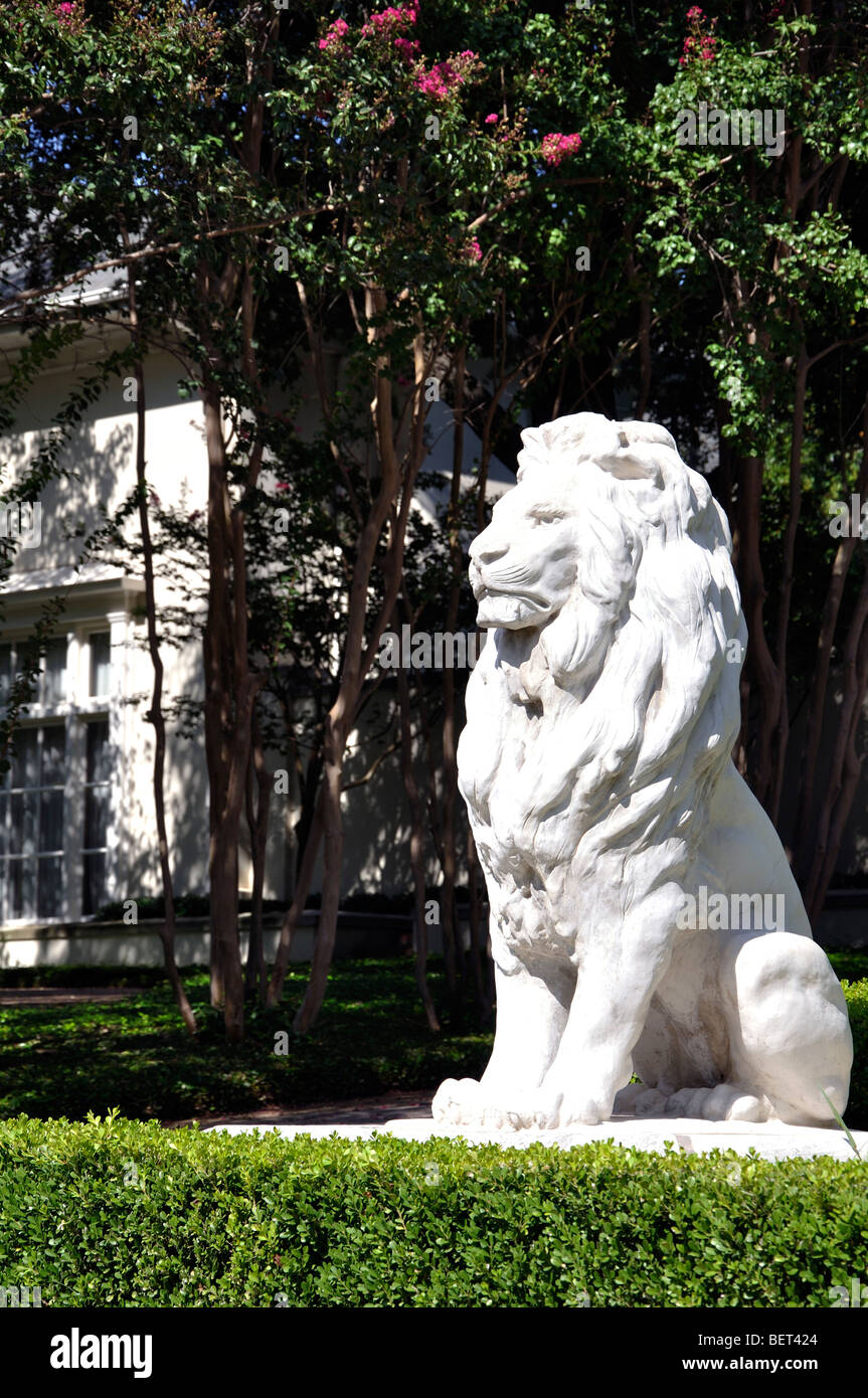 Lion statue garden hi-res stock photography and images - Alamy