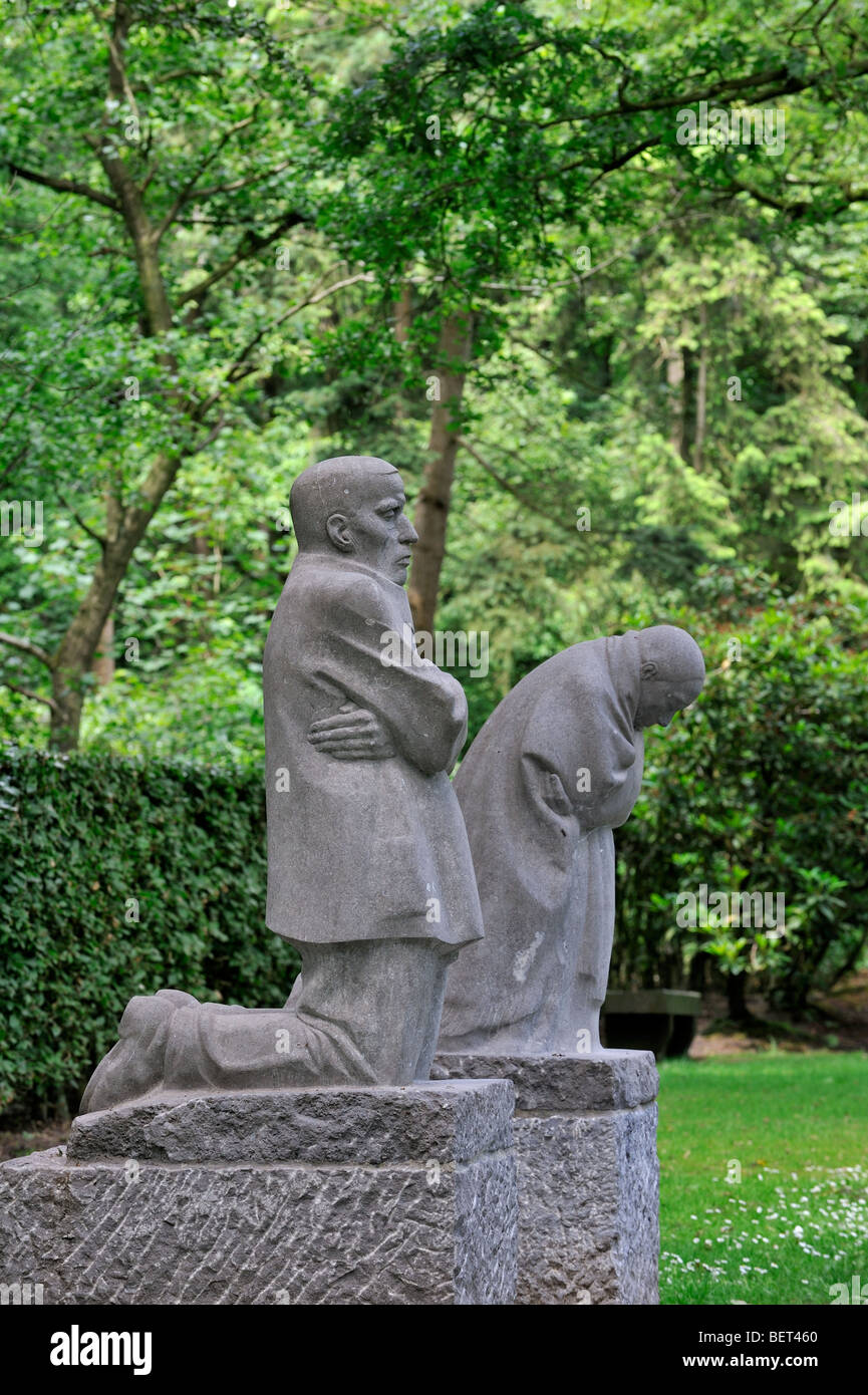 German First World War One cemetery, Vladslo, Belgium and WW1 statue The Grieving Parents of Berlin by artist Käthe Kollwitz Stock Photo