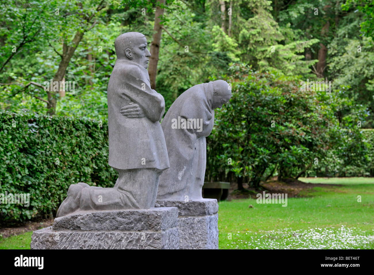 German First World War One cemetery, Vladslo, Belgium and WW1 statue The Grieving Parents of Berlin by artist Käthe Kollwitz Stock Photo