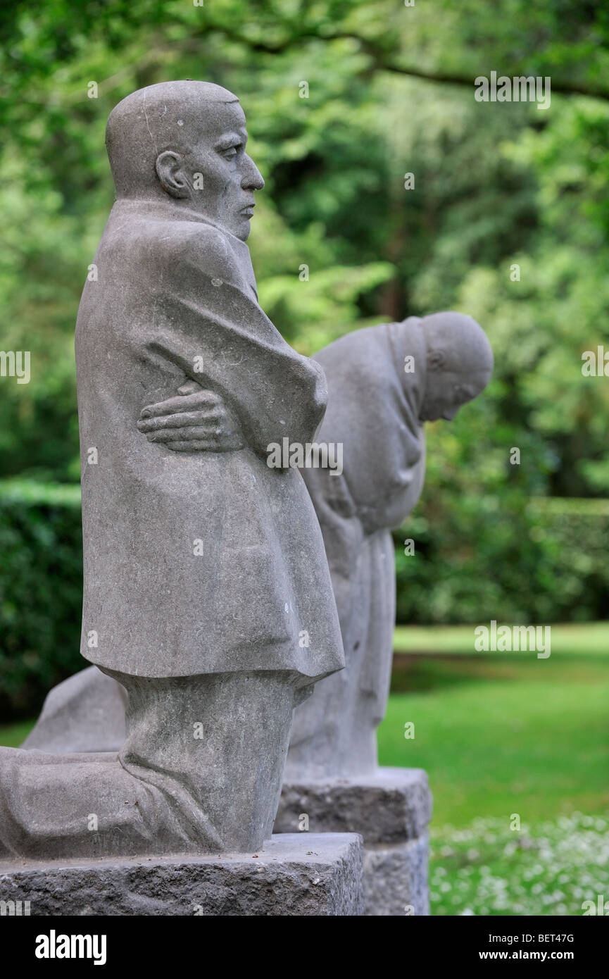 German First World War One cemetery, Vladslo, Belgium and WW1 statue The Grieving Parents of Berlin by artist Käthe Kollwitz Stock Photo