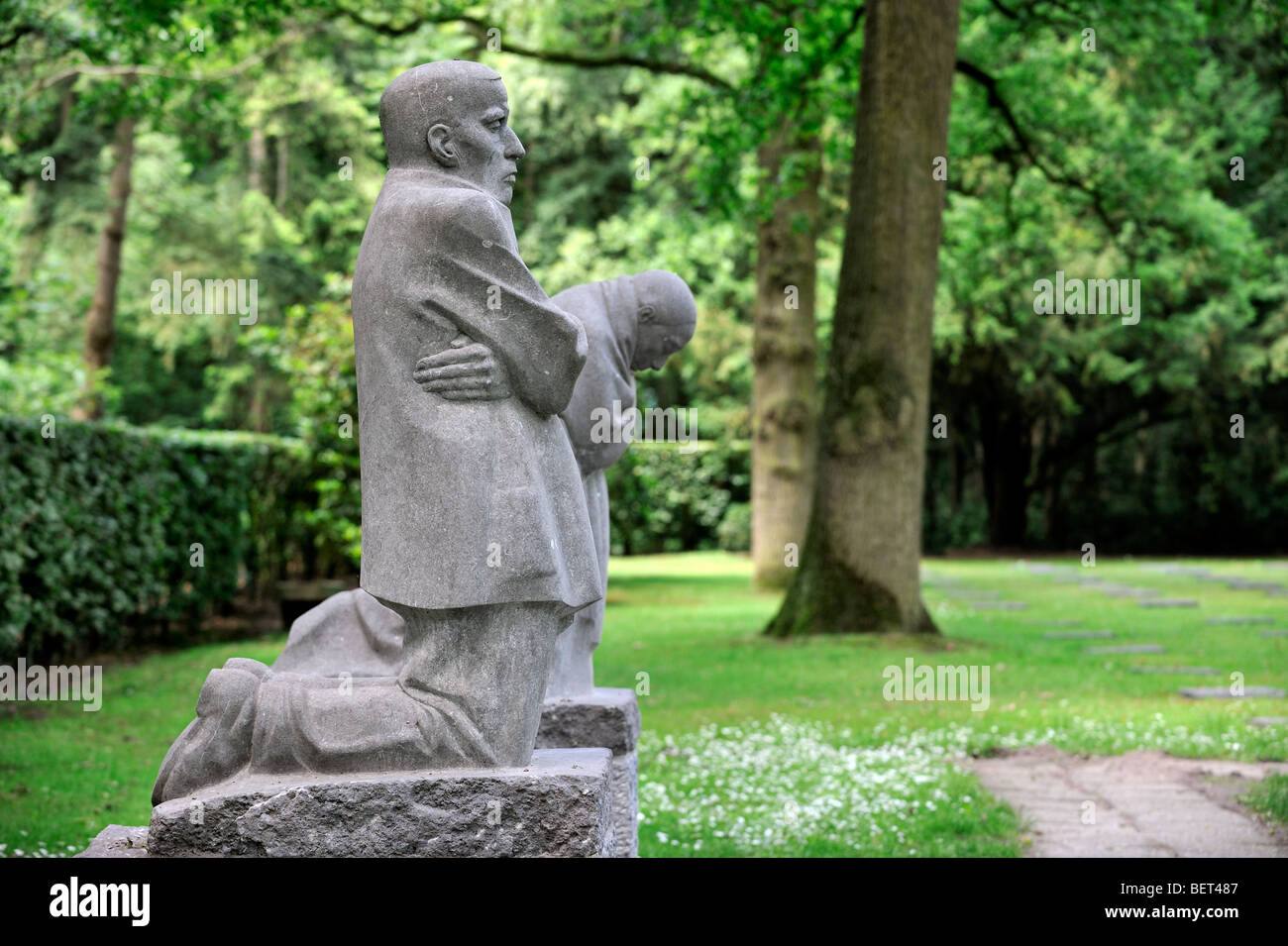 German World War One cemetery, Vladslo, Flanders, Belgium and WW1 statue The Grieving Parents of Berlin by artist Käthe Kollwitz Stock Photo
