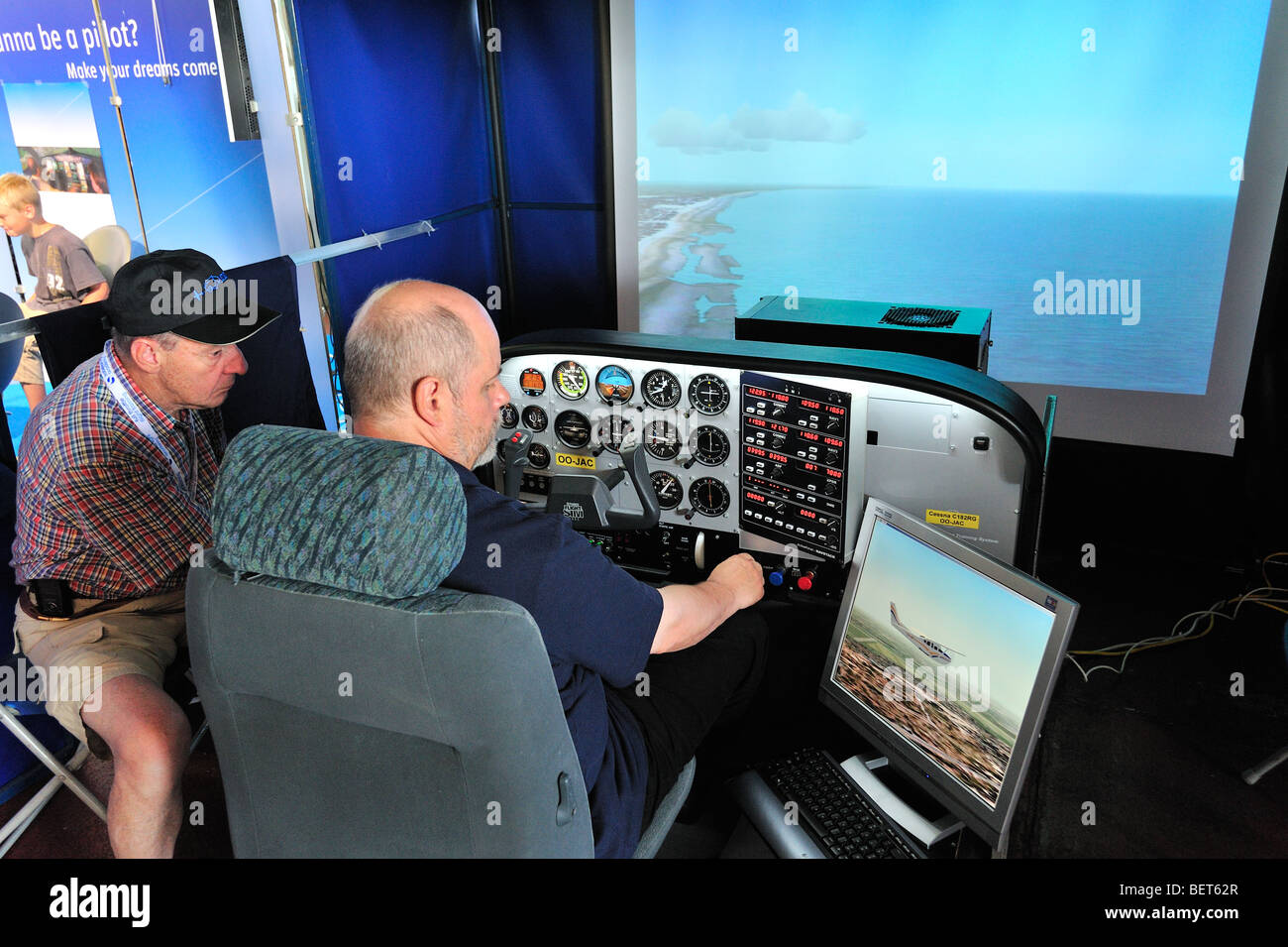 Flight simulator hi-res stock photography and images - Alamy