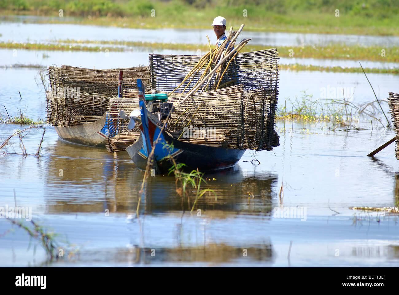 Cambodia net fish woman hi-res stock photography and images - Alamy