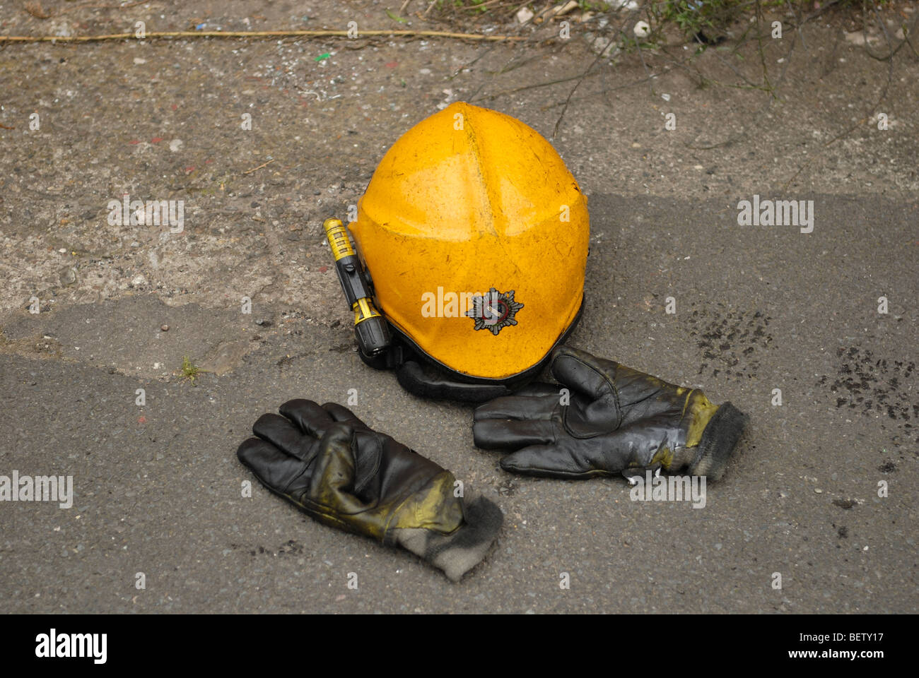 Firemans helmet and gloves Stock Photo Alamy