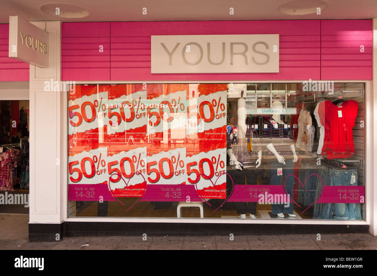 Descompostura Tentáculo Planeta The Yours plus size womens clothing shop store for large women in  Norwich,Norfolk,Uk Stock Photo - Alamy