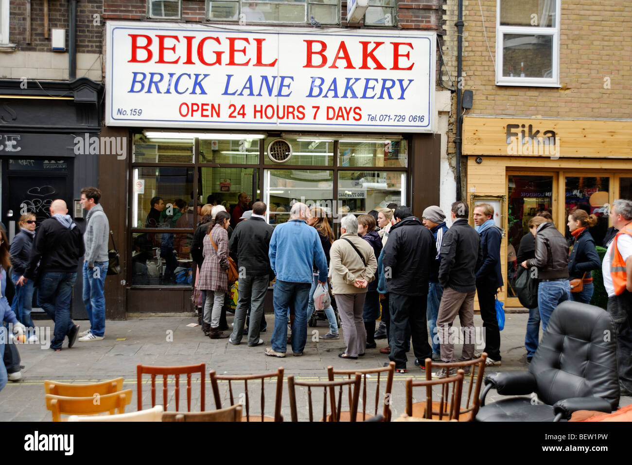 People queuing at the popular Beigel Bake bakery on Brick Lane. London. Britain. UK Stock Photo