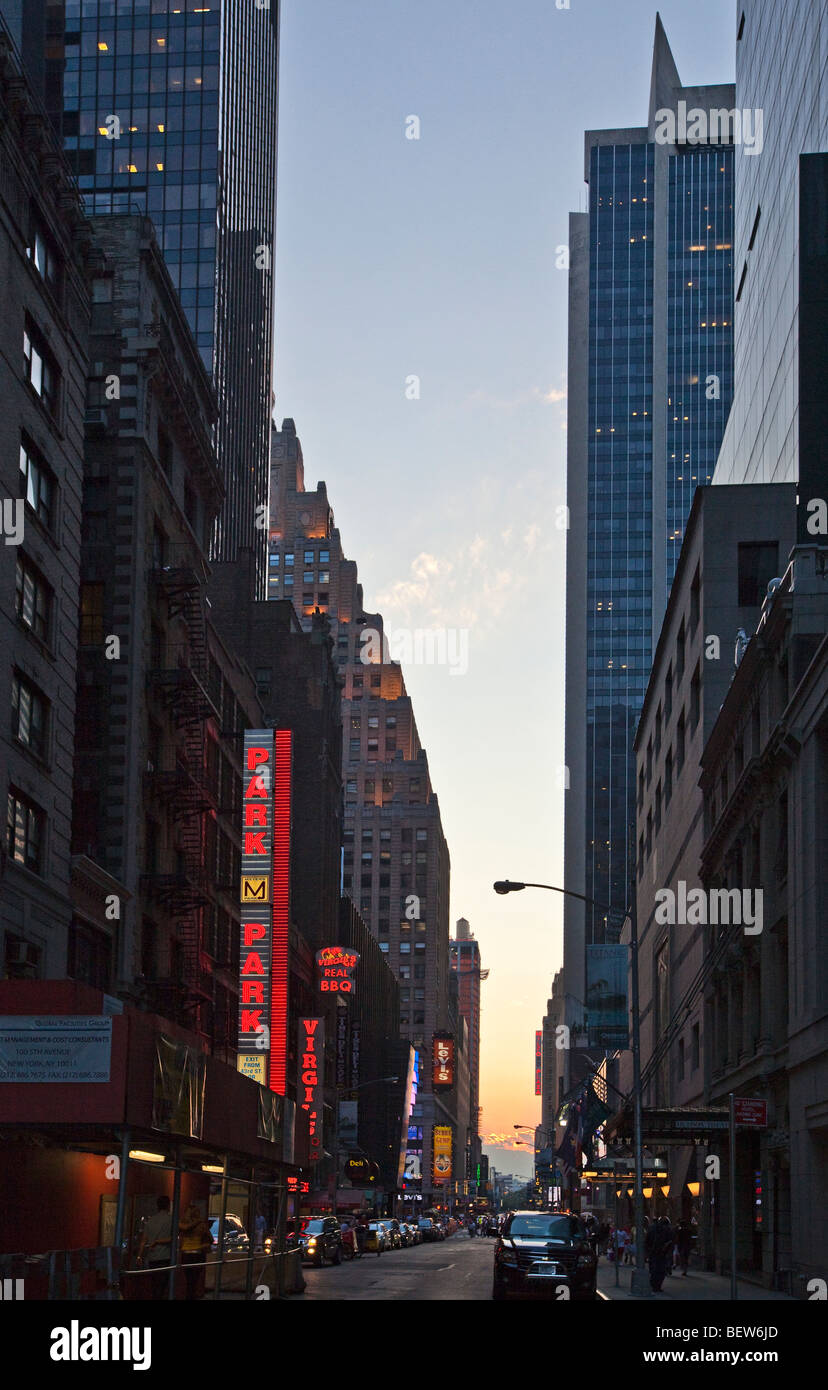 Manhattan architecture building hi-res stock photography and images - Alamy