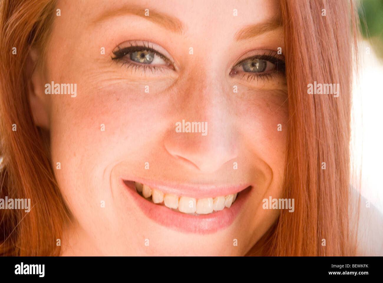 Portrait of a young woman smiling Stock Photo - Alamy