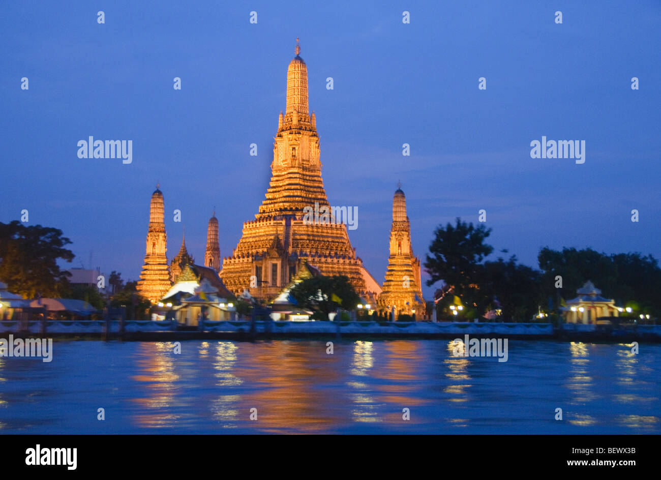 Wat Arun (temple of the dawn) lit up at night in Bangkok Thailand Stock Photo