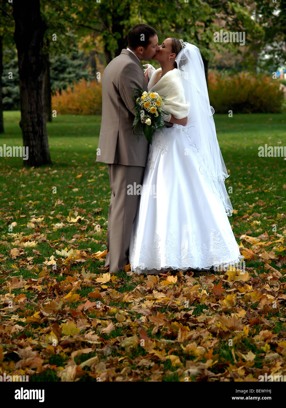 Happy wedding couple kissing hi-res stock photography and images - Alamy