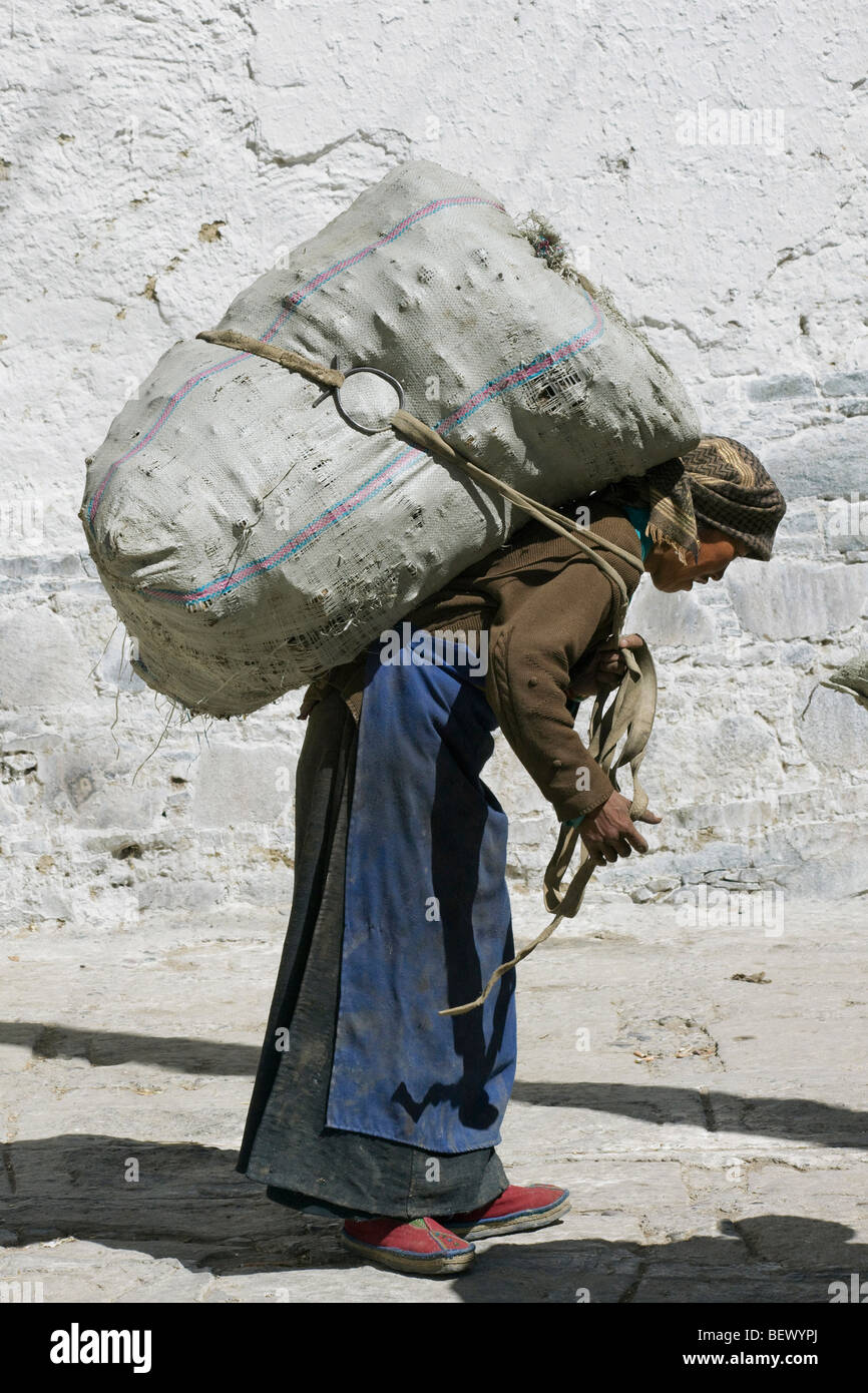 Carrying Heavy Weight Stock Photos & Carrying Heavy Weight Stock Images