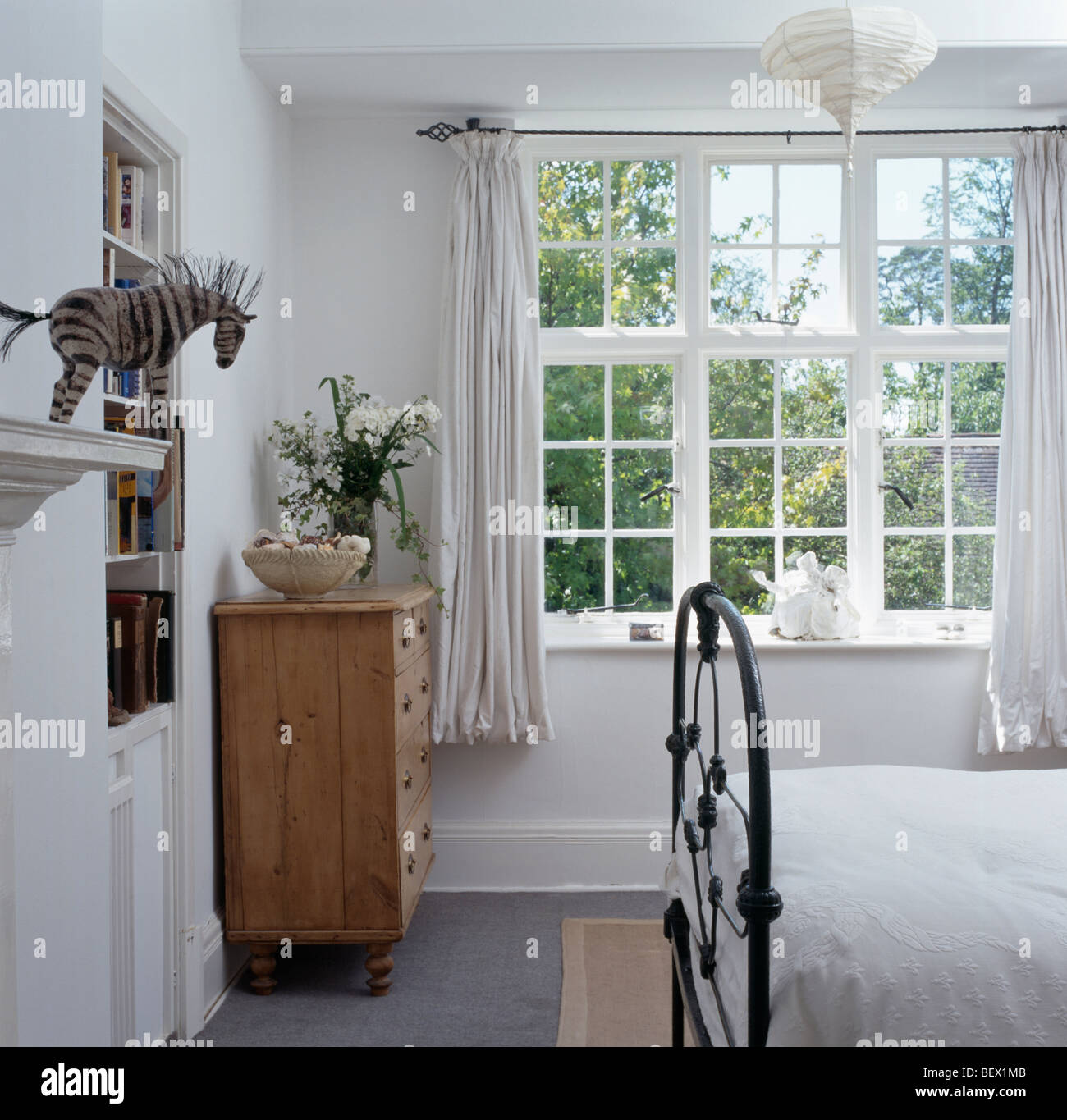White country cottage hi-res stock photography and images - Alamy