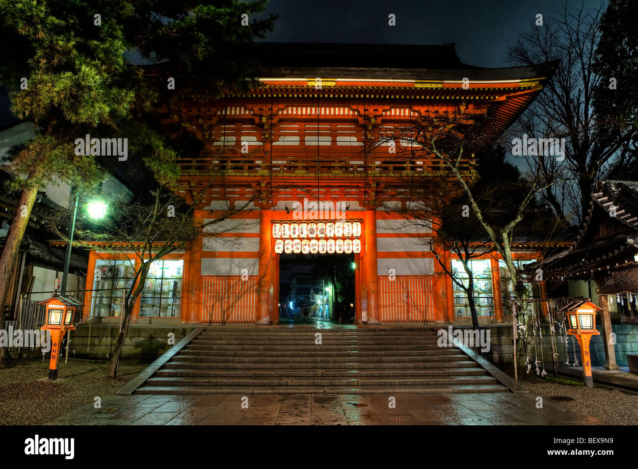 Gion shrine gate hi-res stock photography and images - Alamy