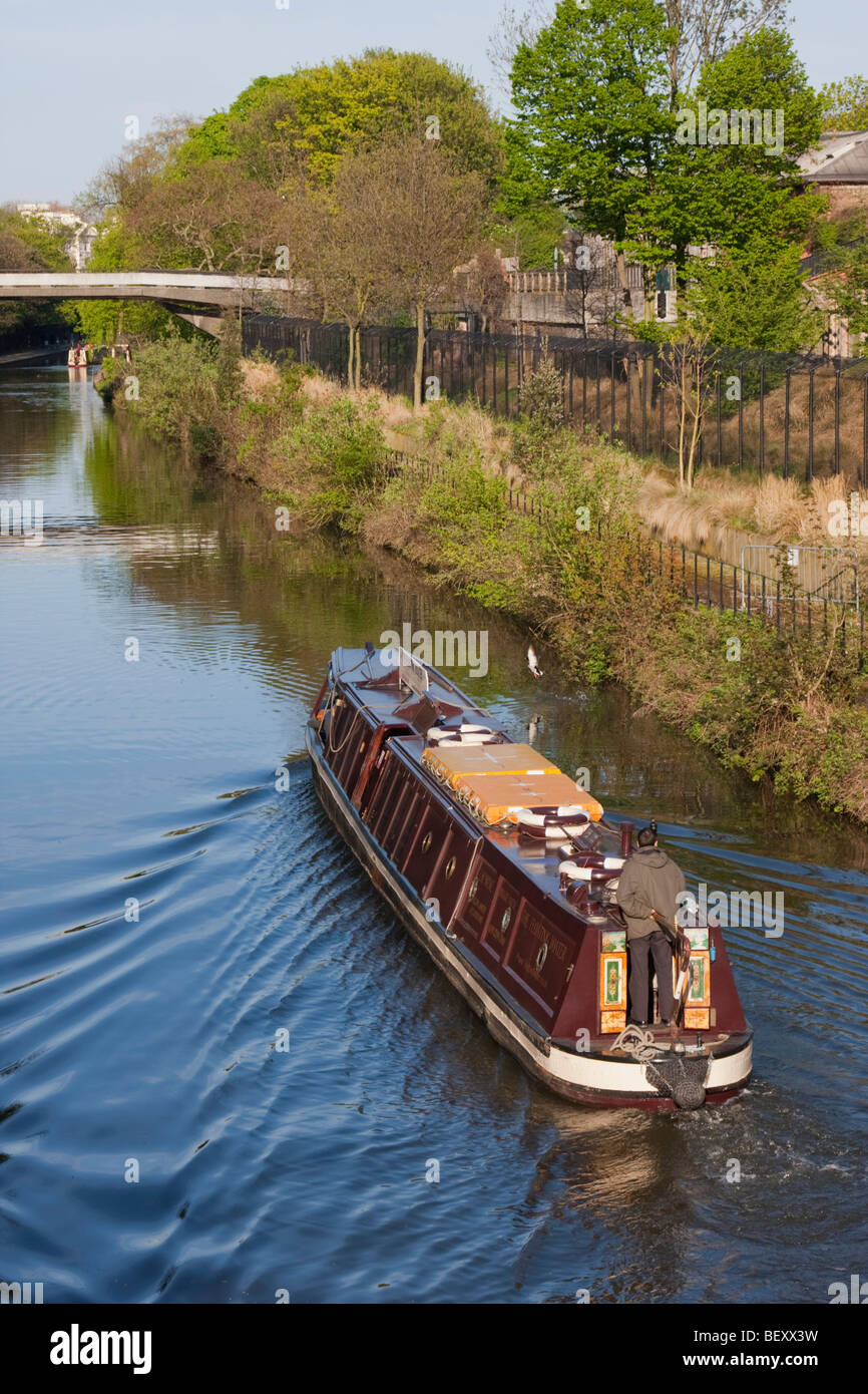 London regents canal zoo hi-res stock photography and images - Alamy