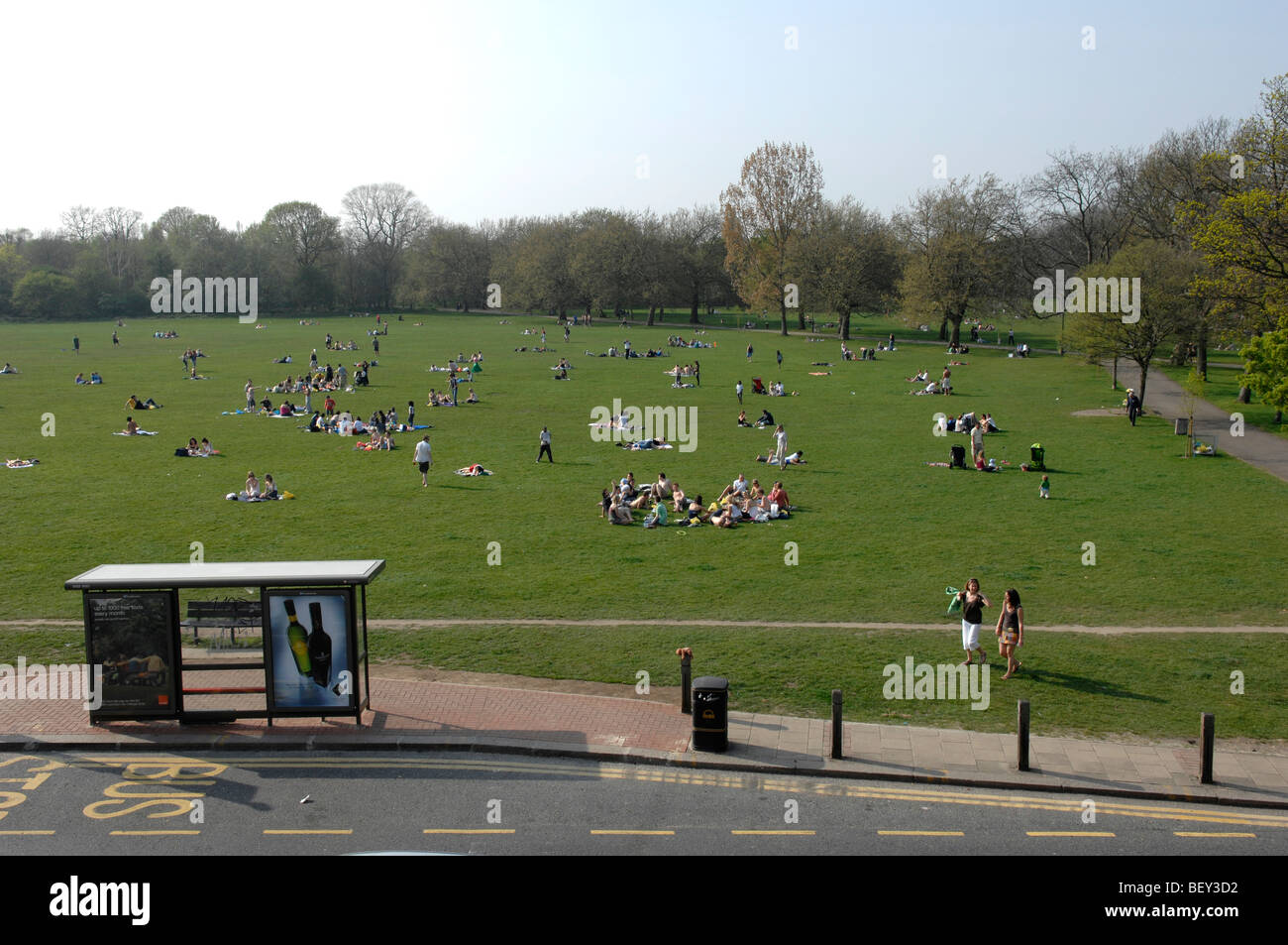 Family above park london hi-res stock photography and images - Alamy