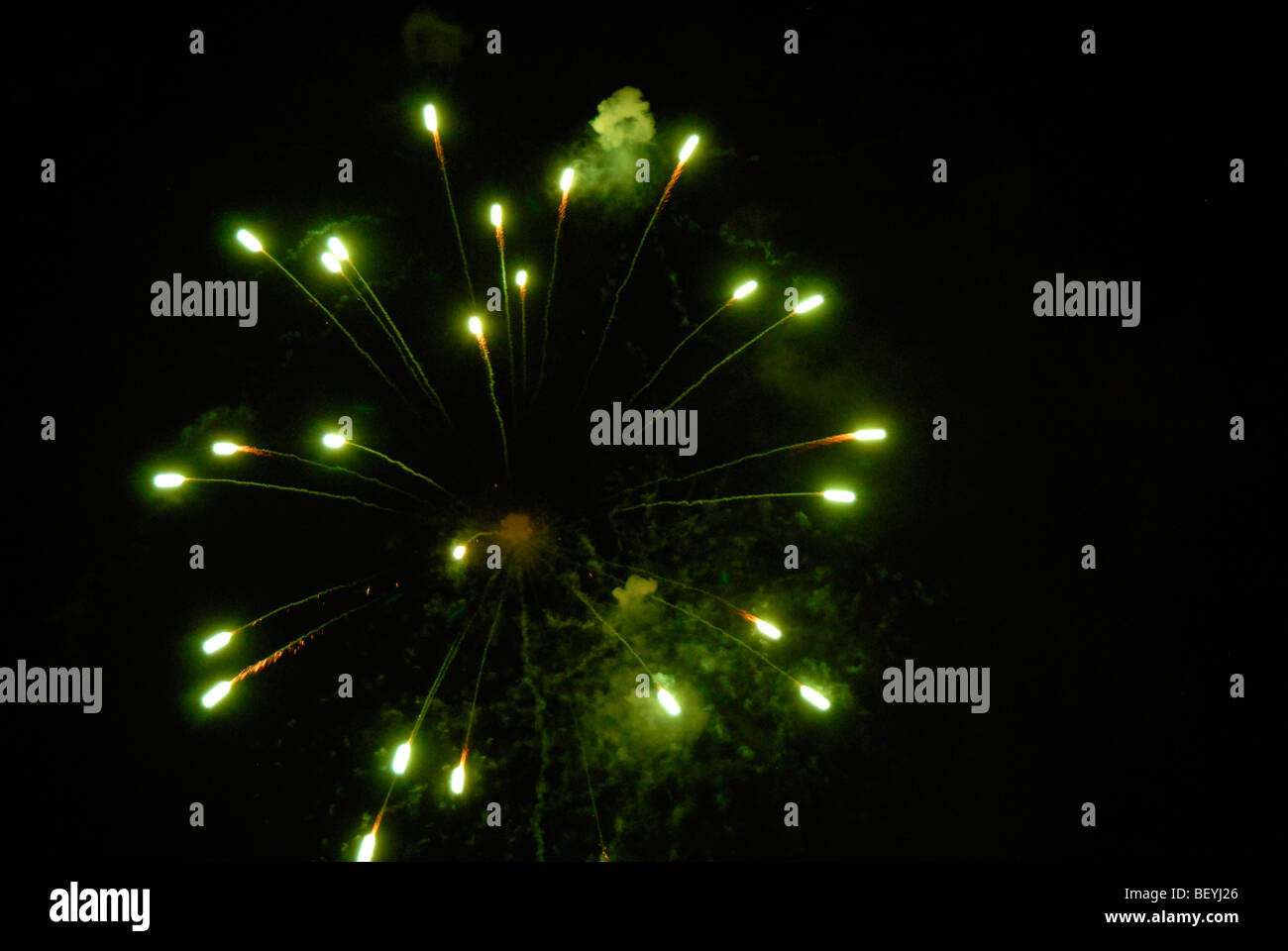 NITE NOISE NOISY OPEN BURST OUTDOORS OUTSIDE PLEASURE PRETTY RAINBOW RAVISHING ROUND SHAPE SKY STUNNING TOGETHER TRADITION VICTORY WOW COHETES GREEN Stock Photo