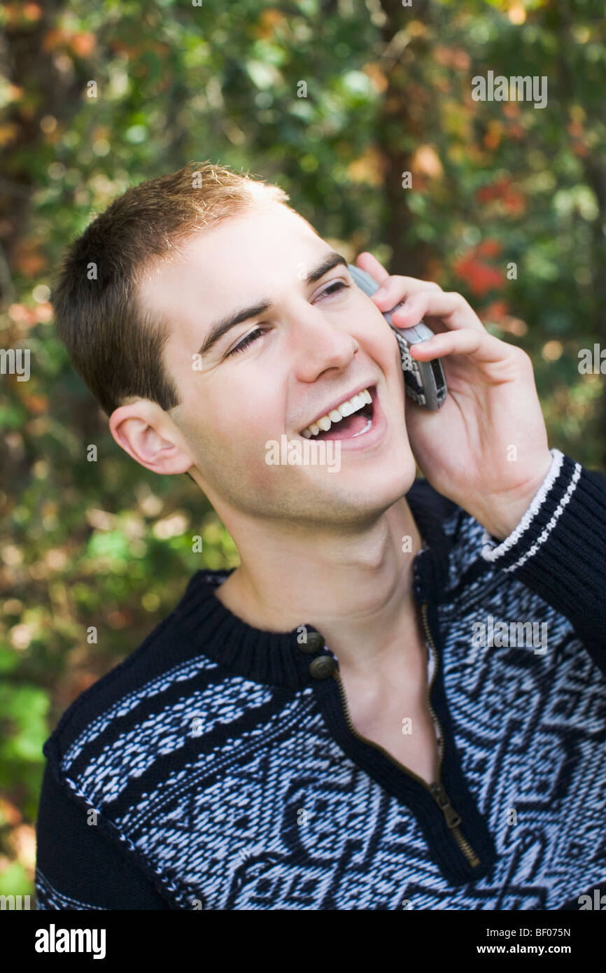 Man on phone smiling hi-res stock photography and images - Alamy